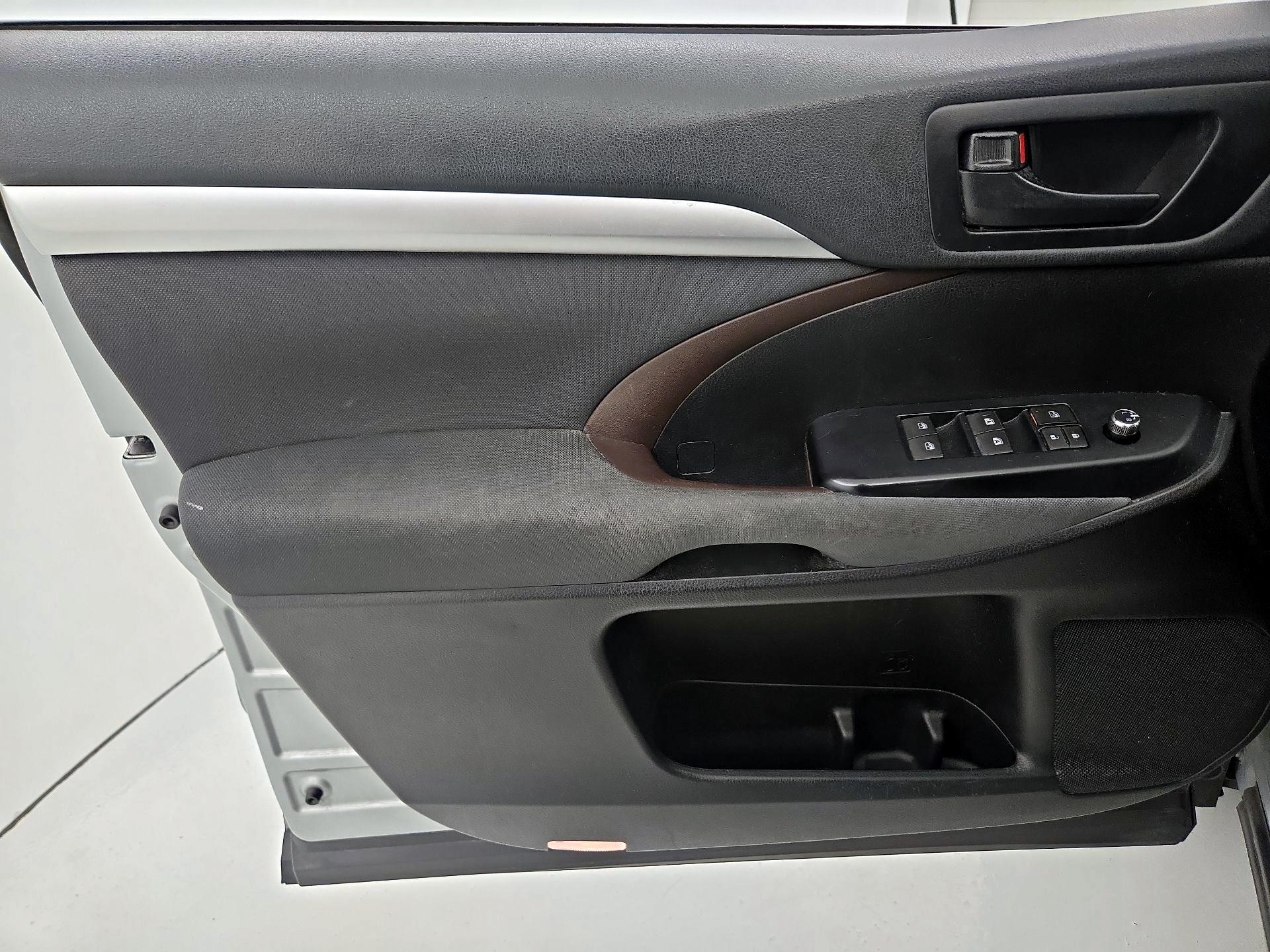 Thumbnail: 2019 Toyota Highlander - 12