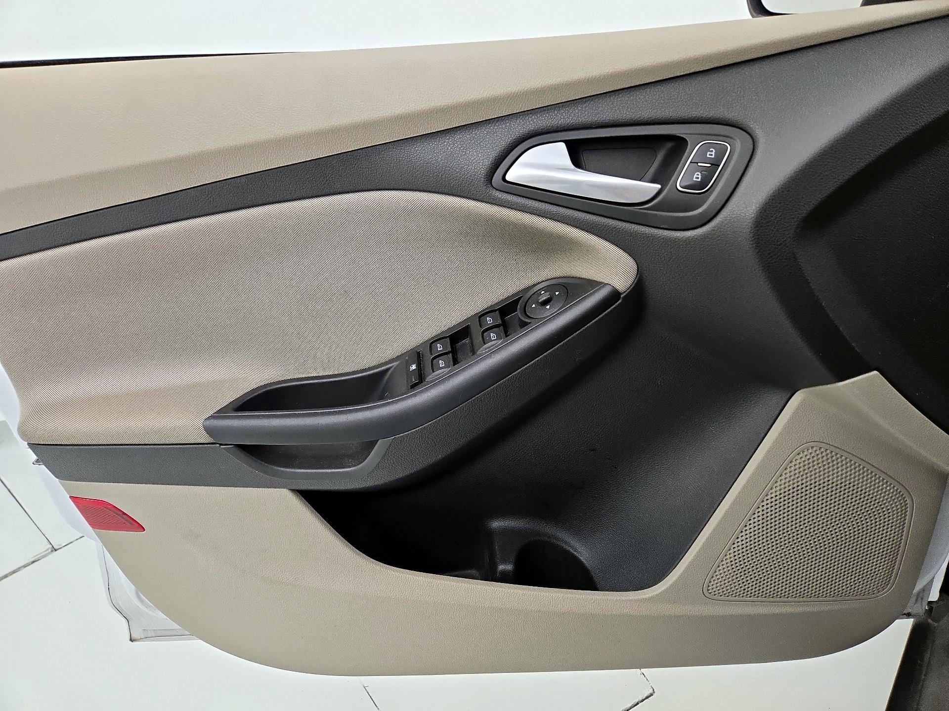 Thumbnail: 2016 Ford Focus - 12