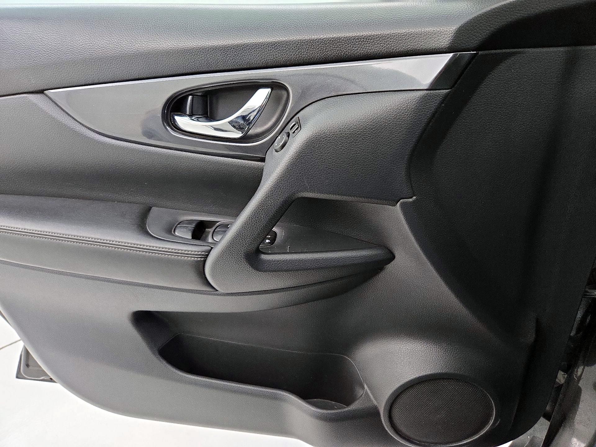 Thumbnail: 2017 Nissan Rogue - 12