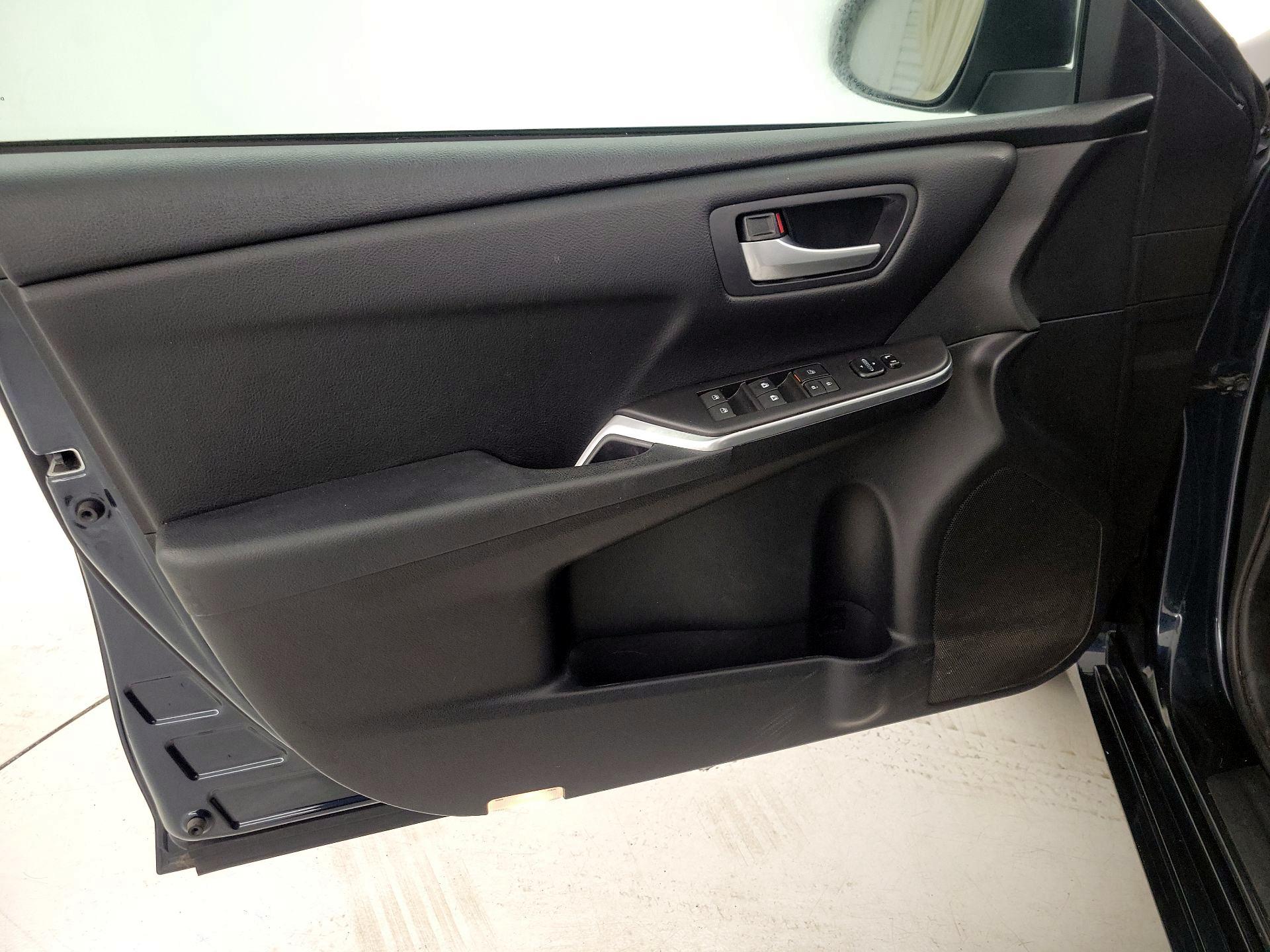 Thumbnail: 2016 Toyota Camry - 12