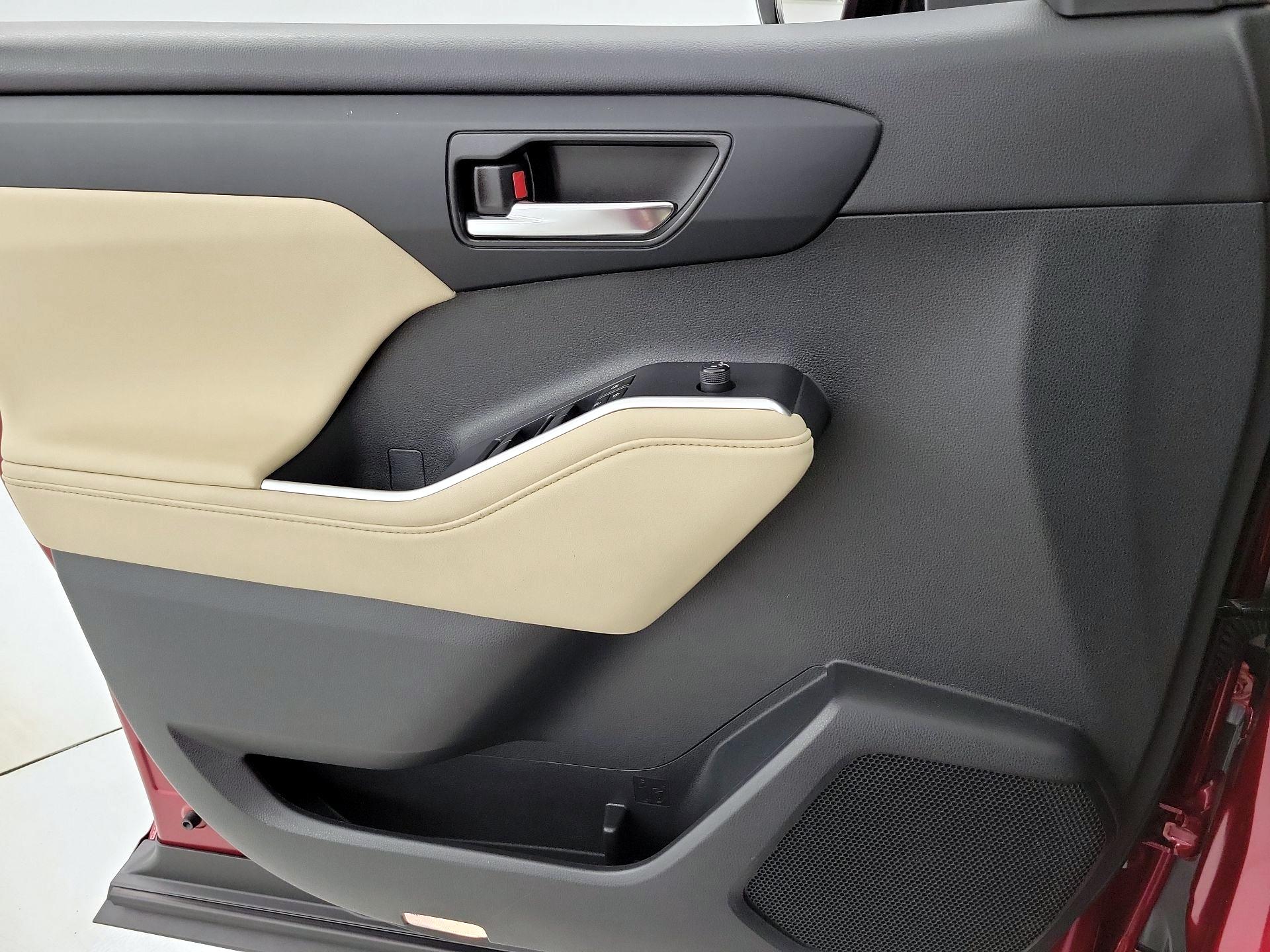 Thumbnail: 2024 Toyota Highlander - 12