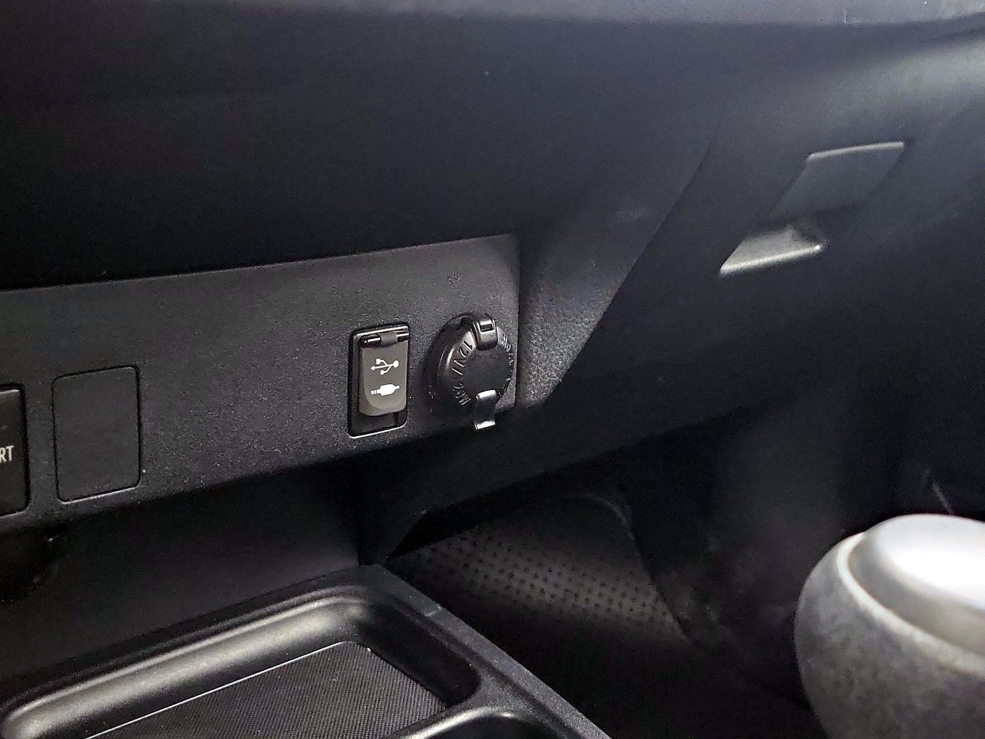 Thumbnail: 2017 Toyota RAV4 - 18