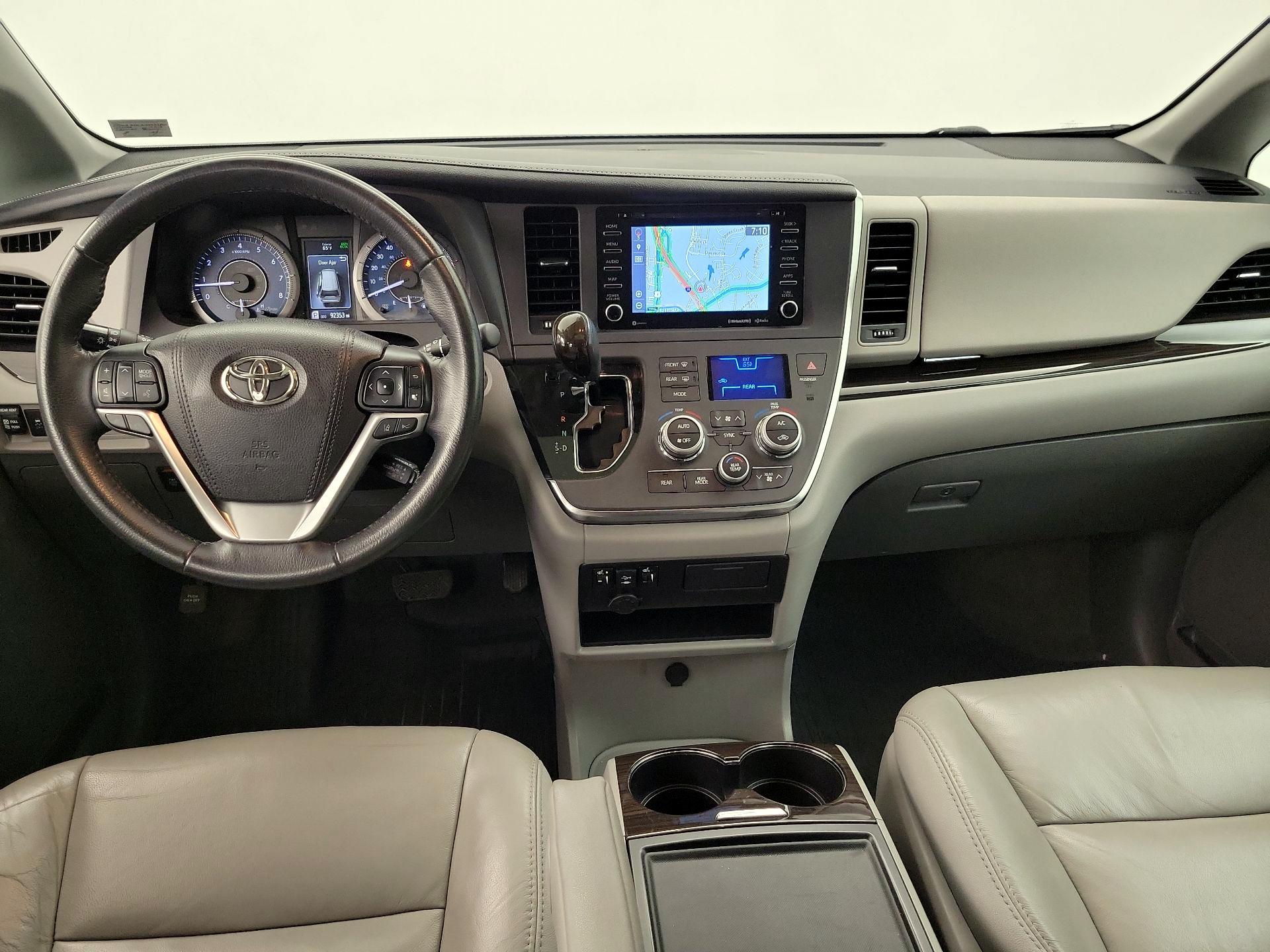Thumbnail: 2018 Toyota Sienna - 9