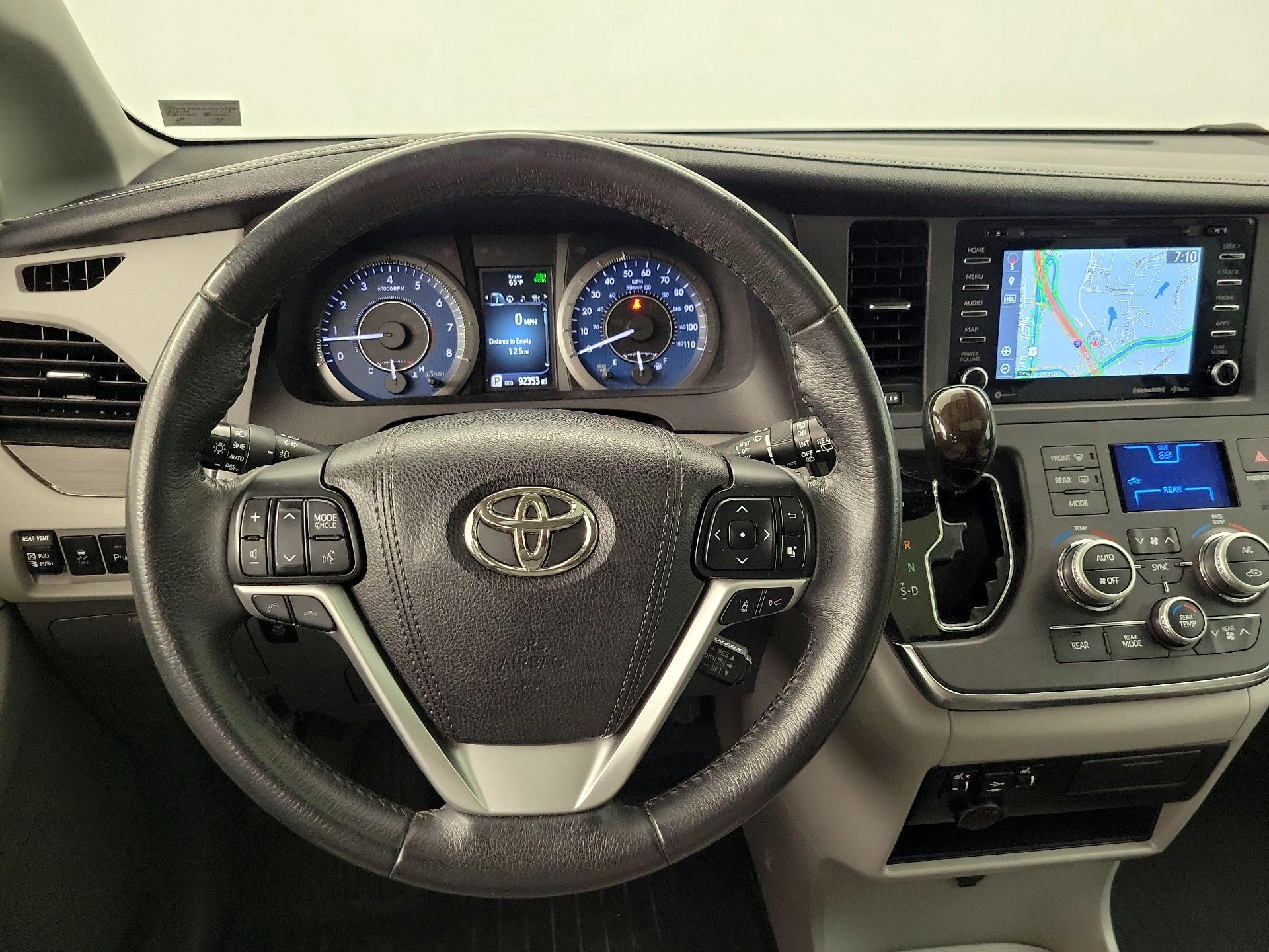 Thumbnail: 2018 Toyota Sienna - 10