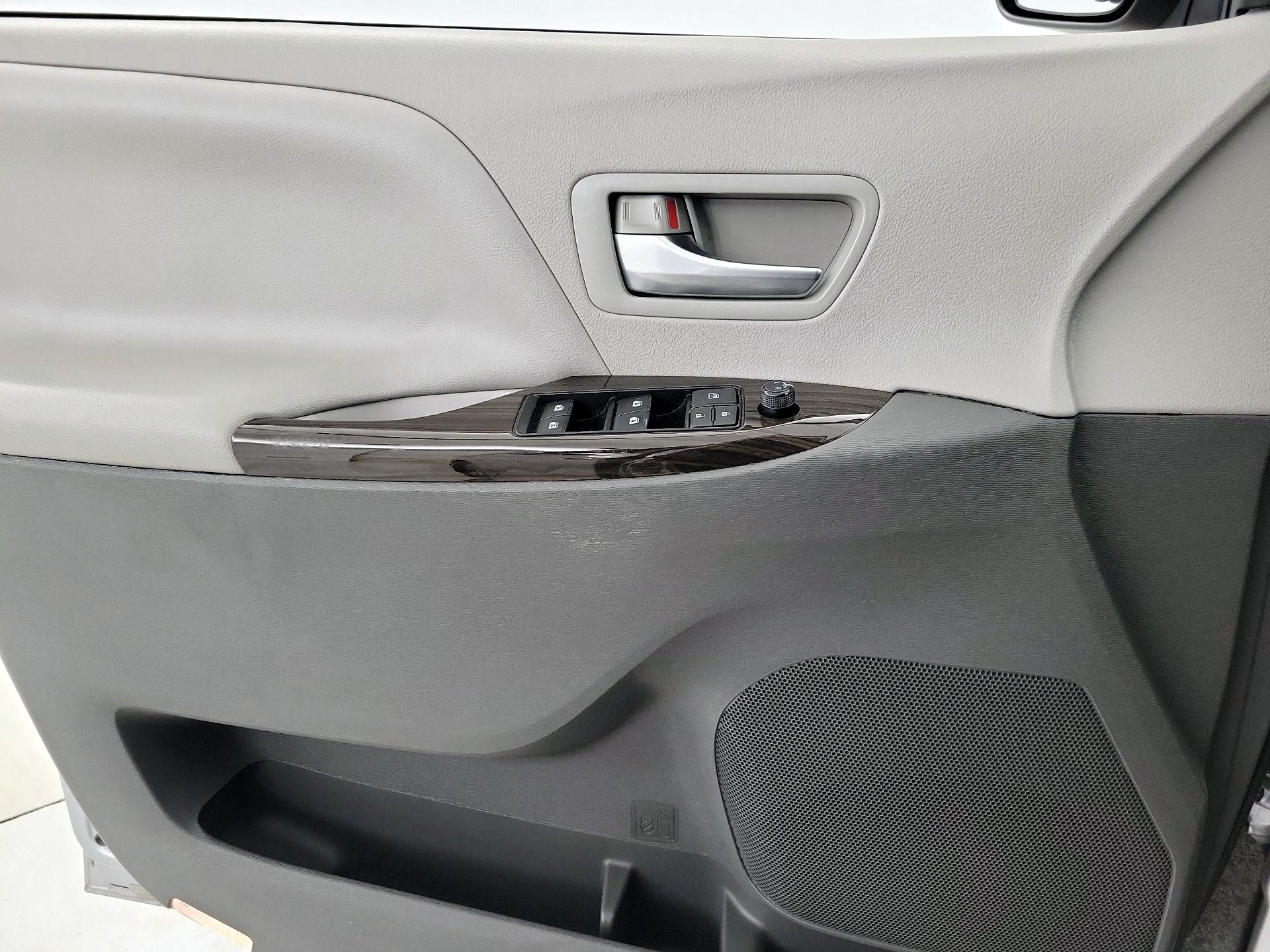 Thumbnail: 2018 Toyota Sienna - 12