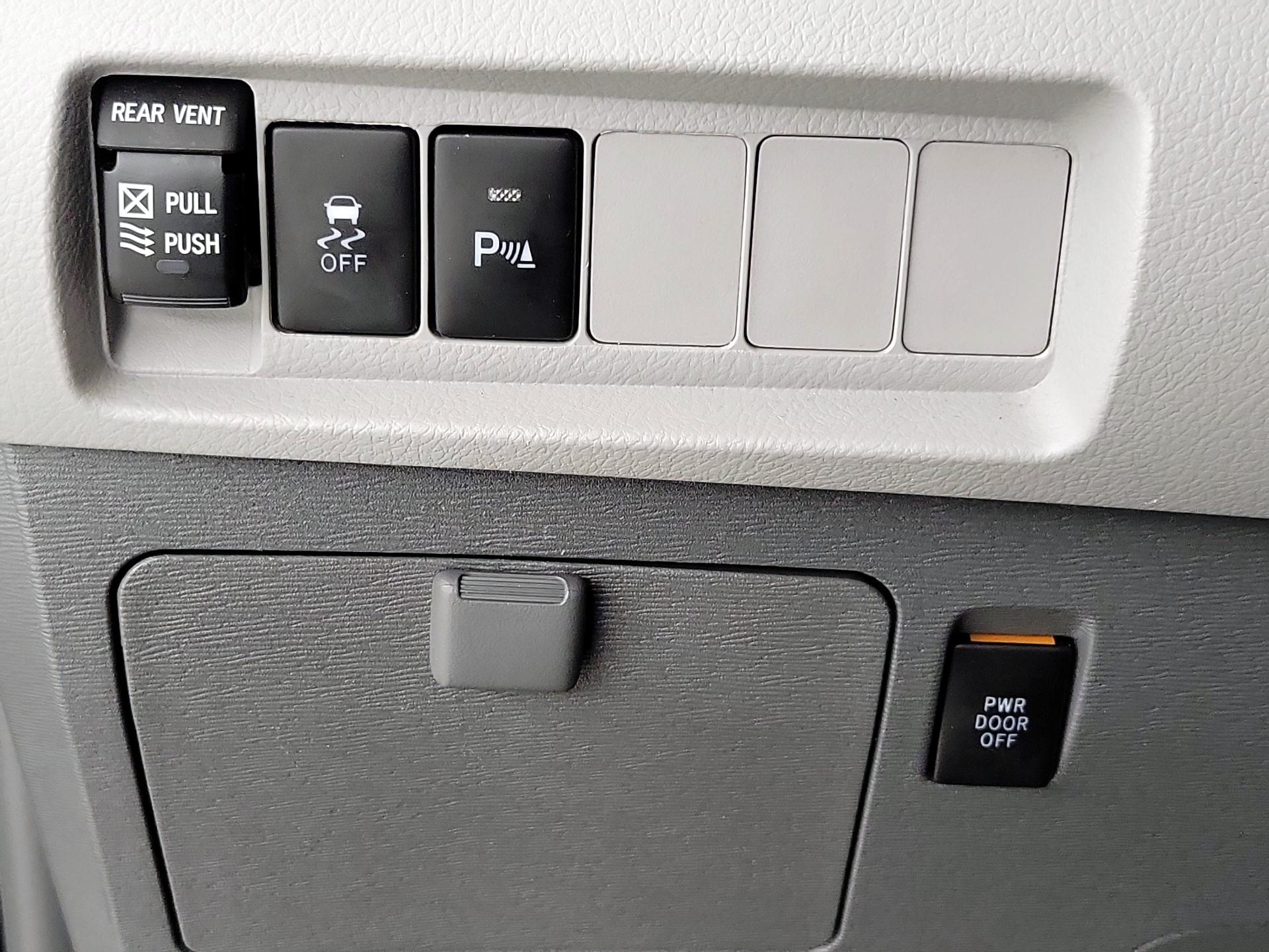 Thumbnail: 2018 Toyota Sienna - 13