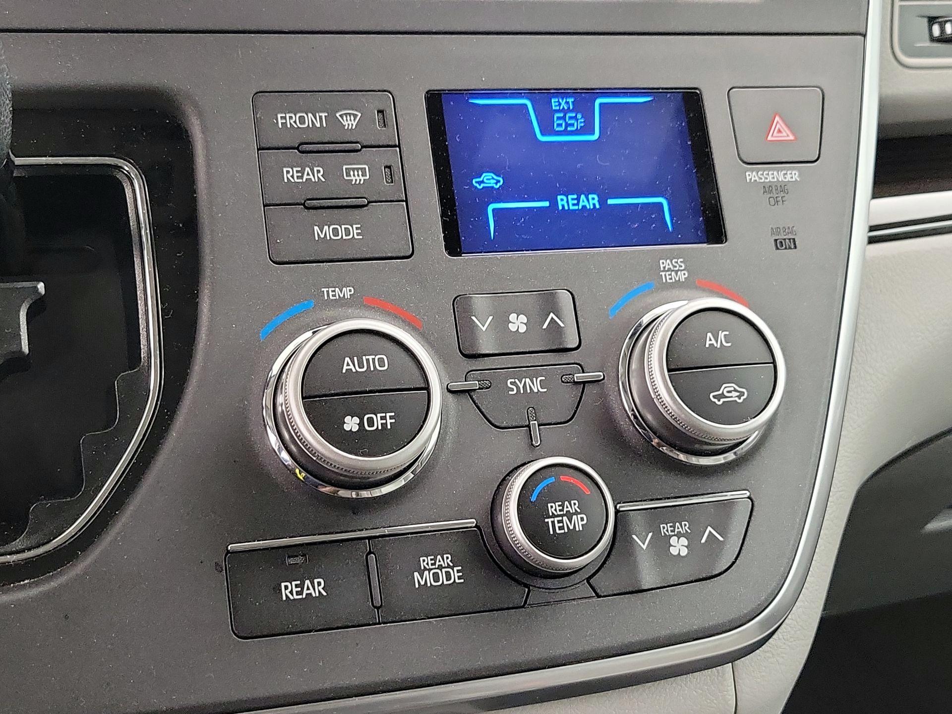 Thumbnail: 2018 Toyota Sienna - 17