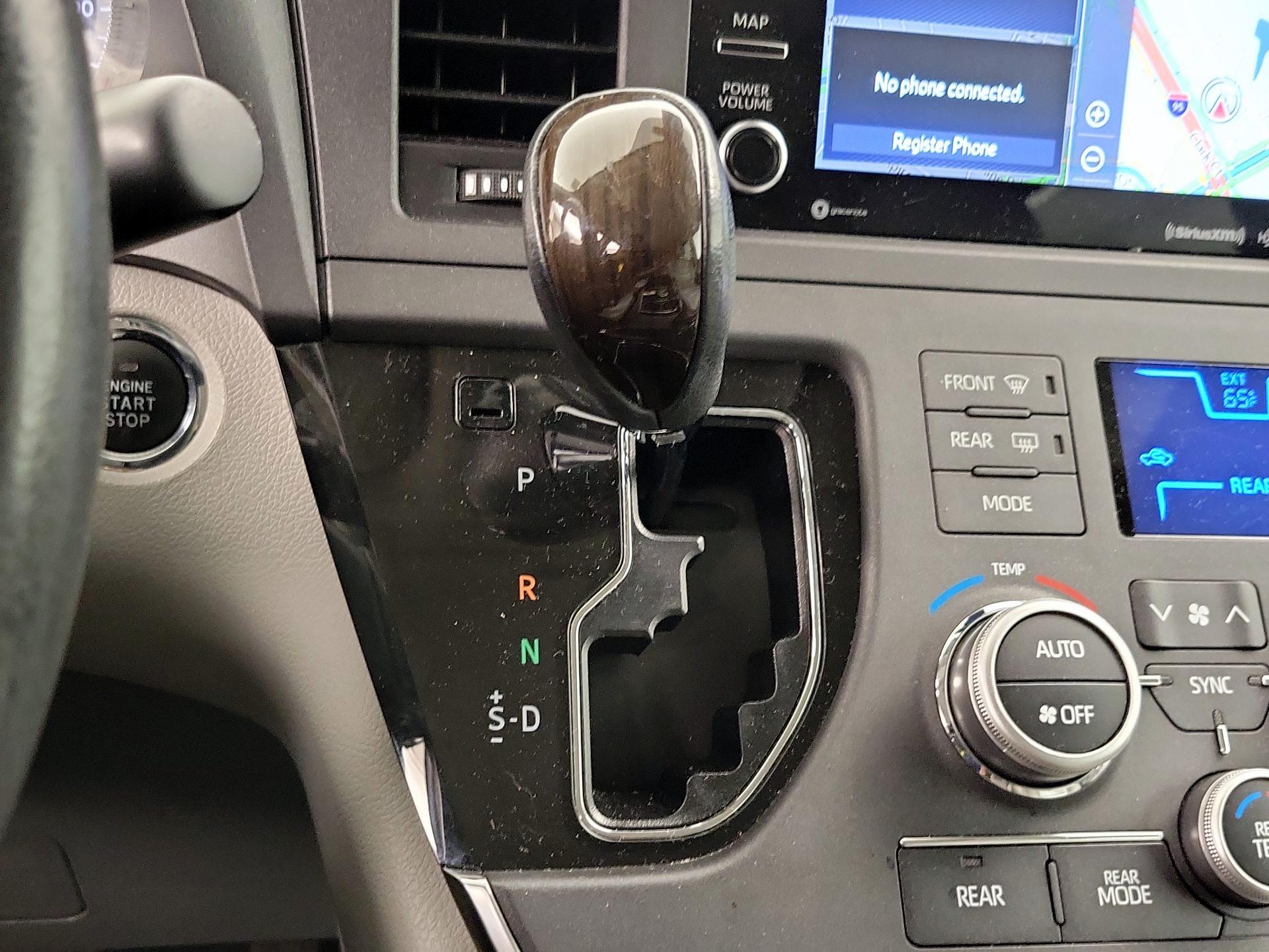Thumbnail: 2018 Toyota Sienna - 18