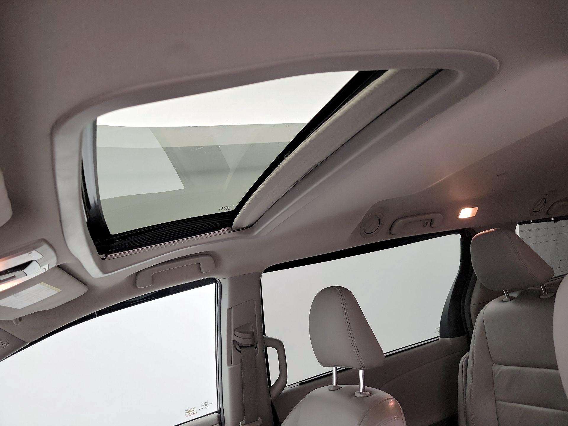 Thumbnail: 2018 Toyota Sienna - 20