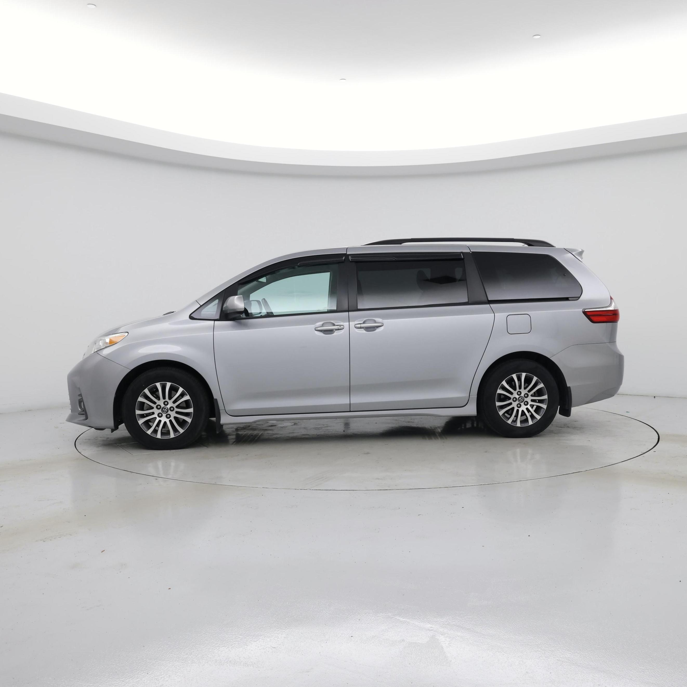 Thumbnail: 2018 Toyota Sienna - 3