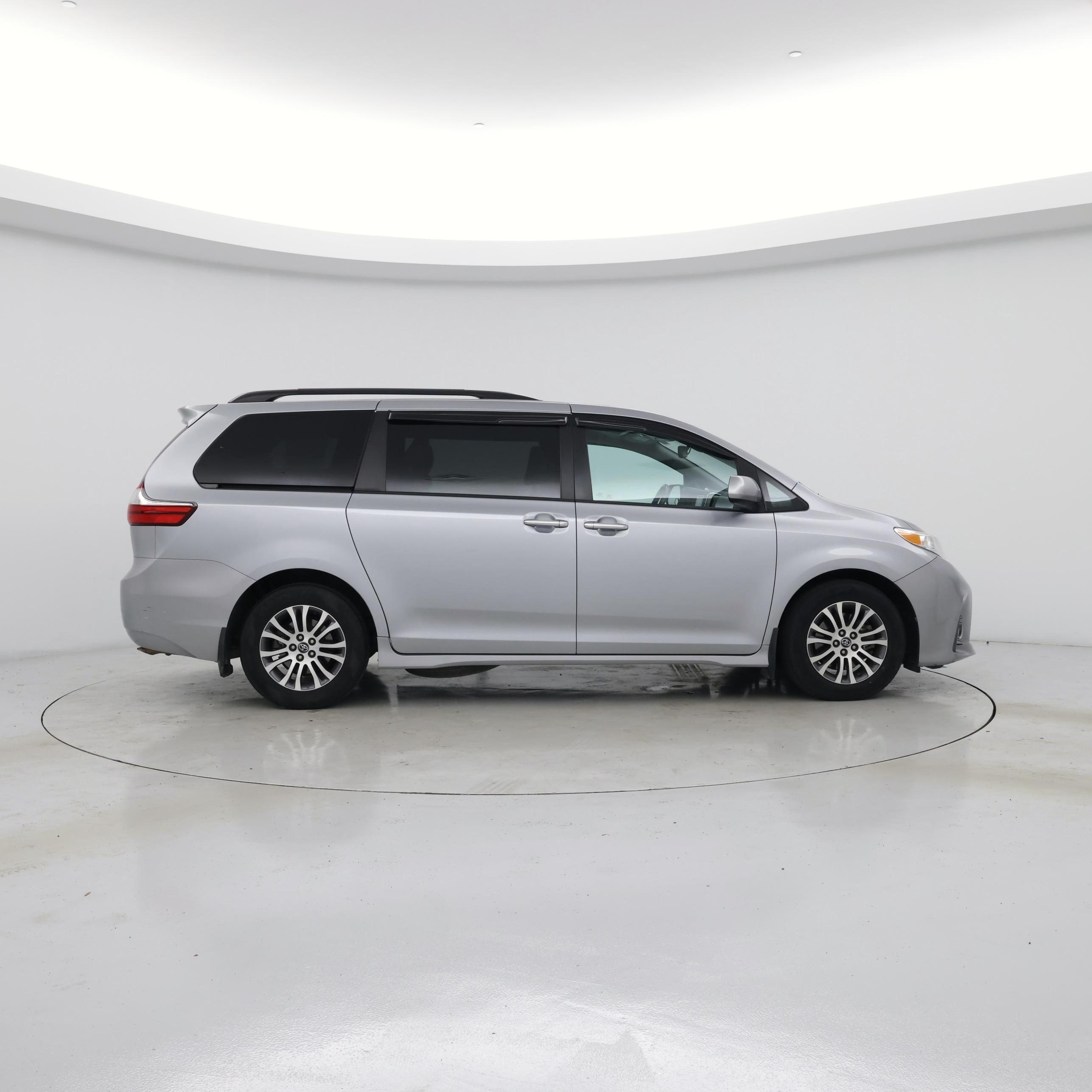 Thumbnail: 2018 Toyota Sienna - 7