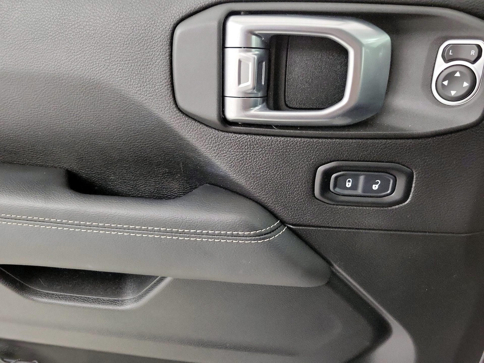 2020 Jeep Wrangler Unlimited Sahara - Photo 13