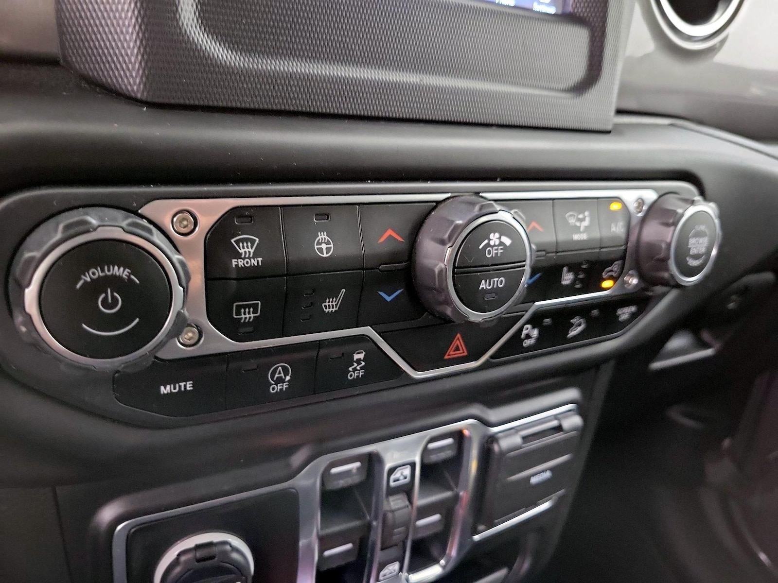 2020 Jeep Wrangler Unlimited Sahara - Photo 17