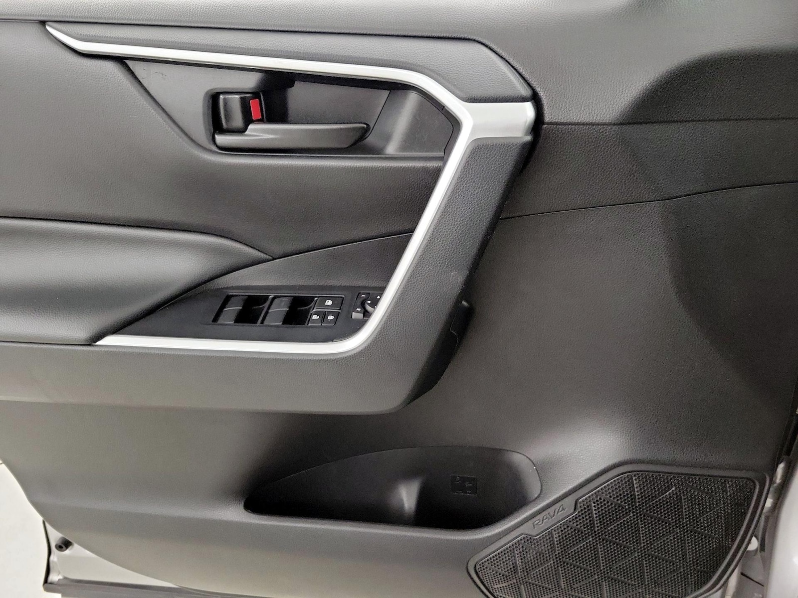 2021 Toyota RAV4 LE - Photo 13