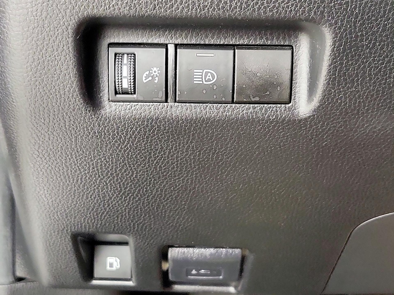 2021 Toyota RAV4 LE - Photo 14