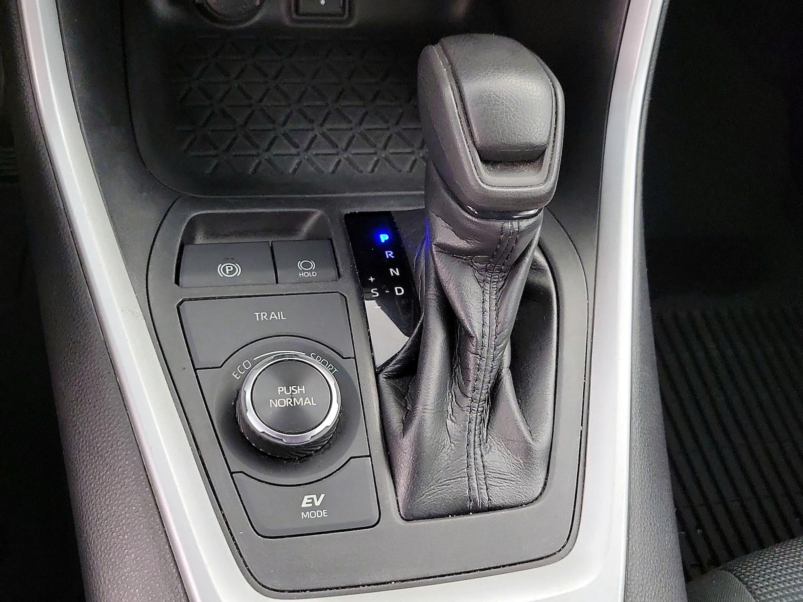 2021 Toyota RAV4 LE - Photo 18
