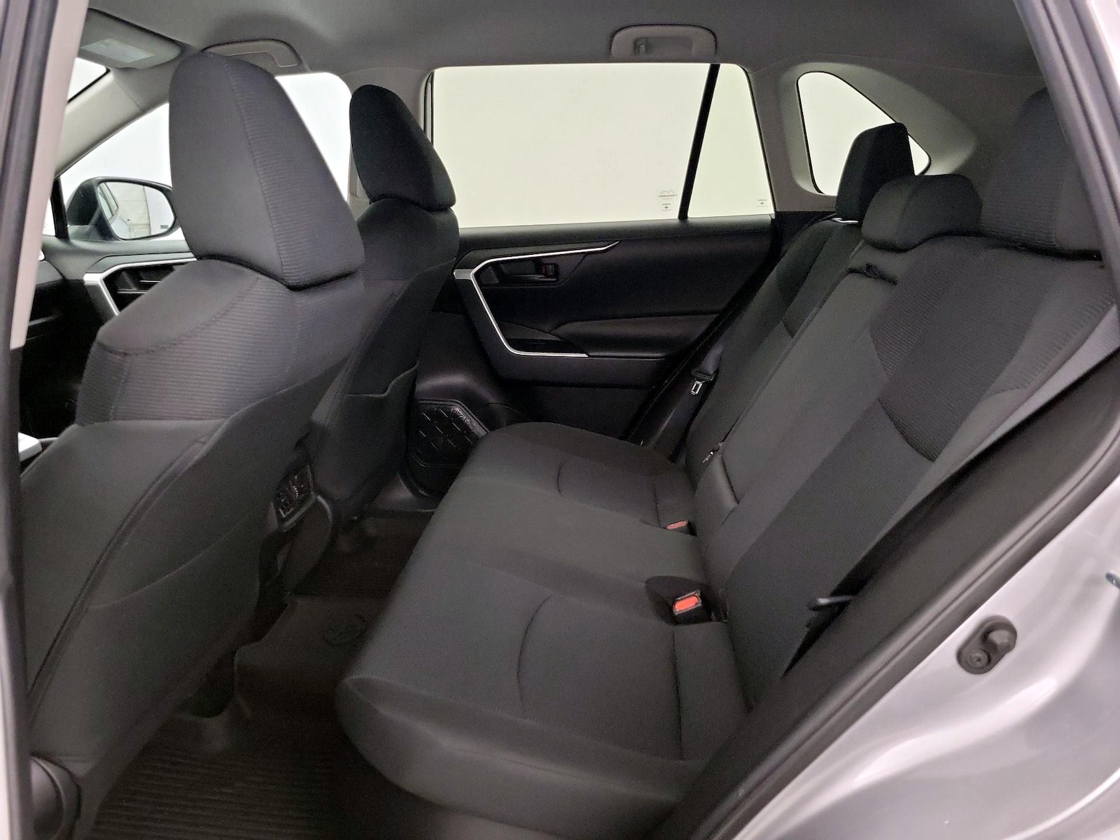 2021 Toyota RAV4 LE - Photo 20