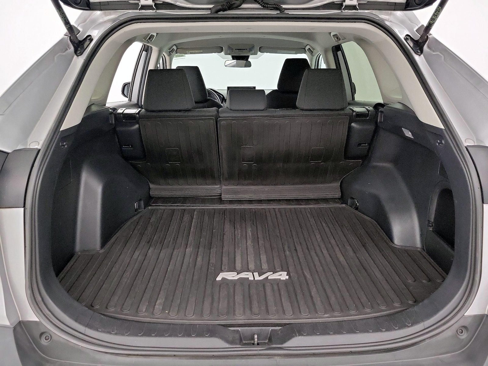 2021 Toyota RAV4 LE - Photo 21