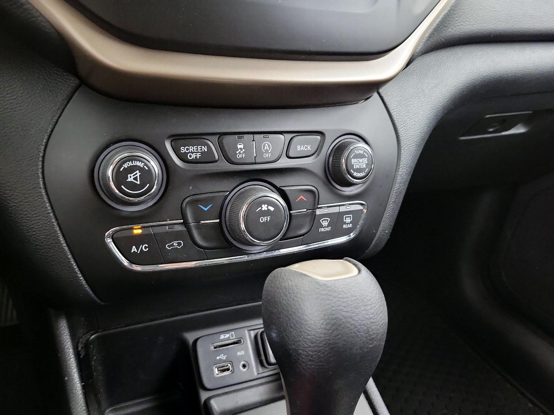Thumbnail: 2016 Jeep Cherokee - 16