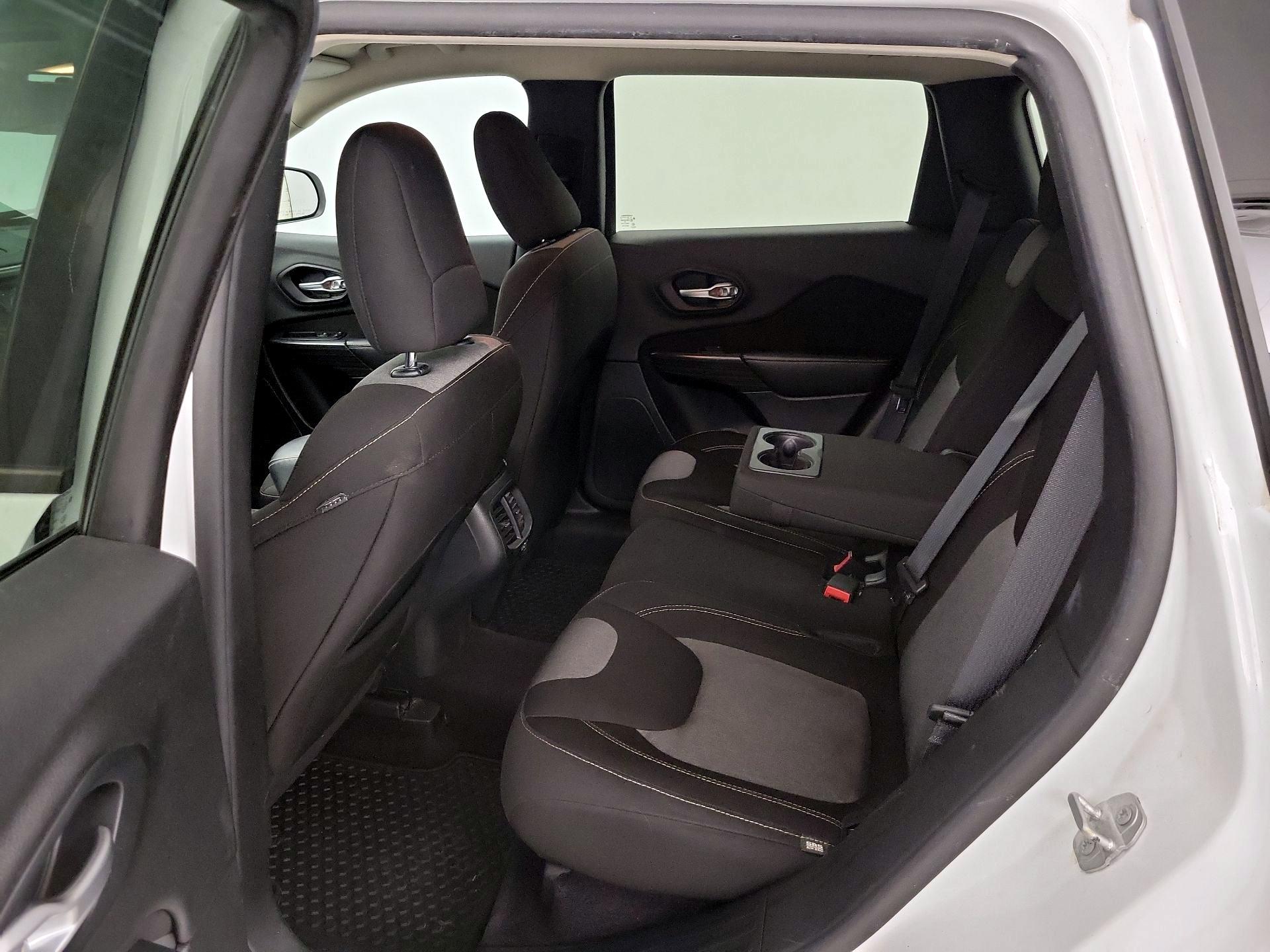 Thumbnail: 2016 Jeep Cherokee - 19