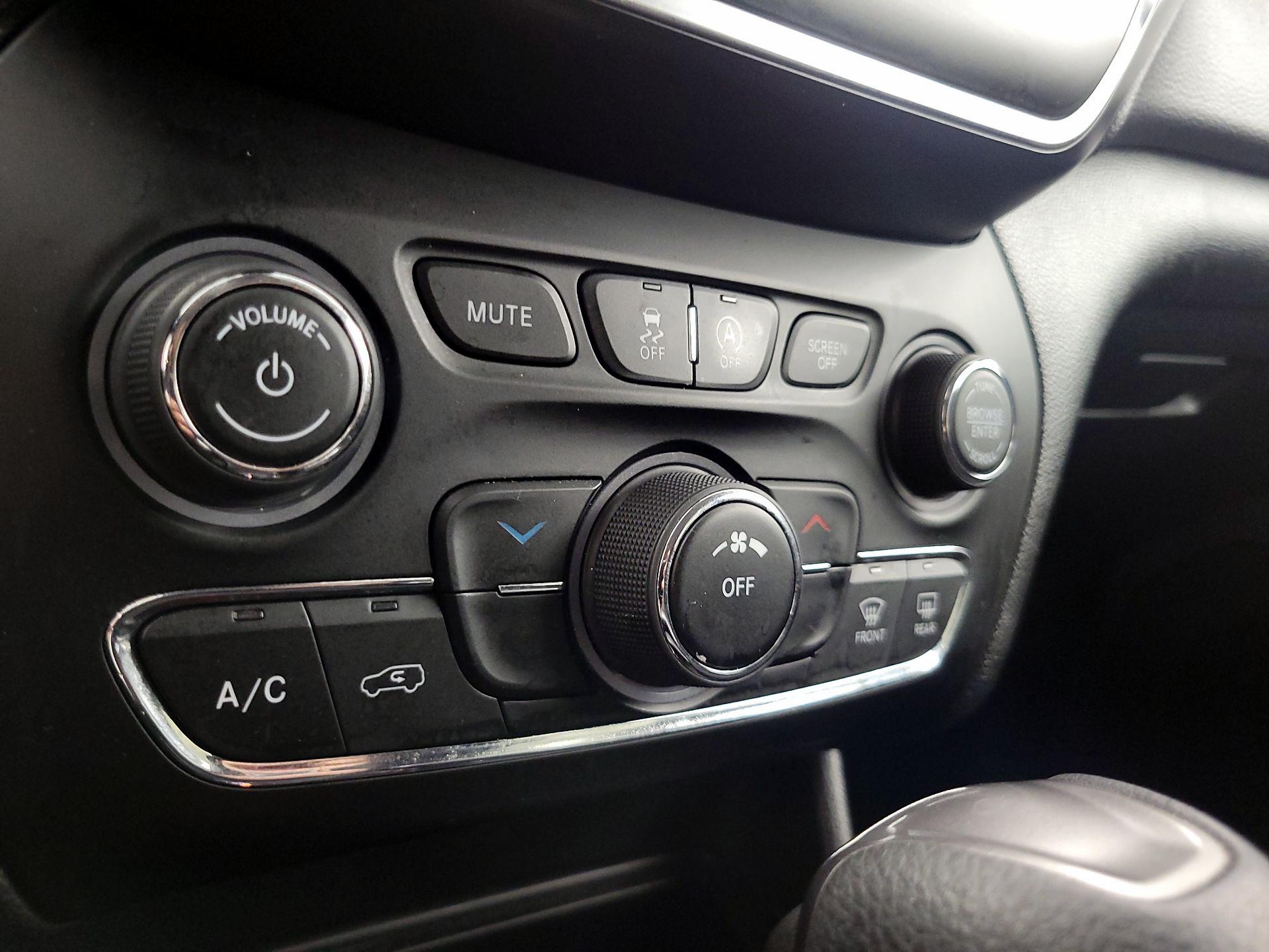 Thumbnail: 2021 Jeep Cherokee - 16