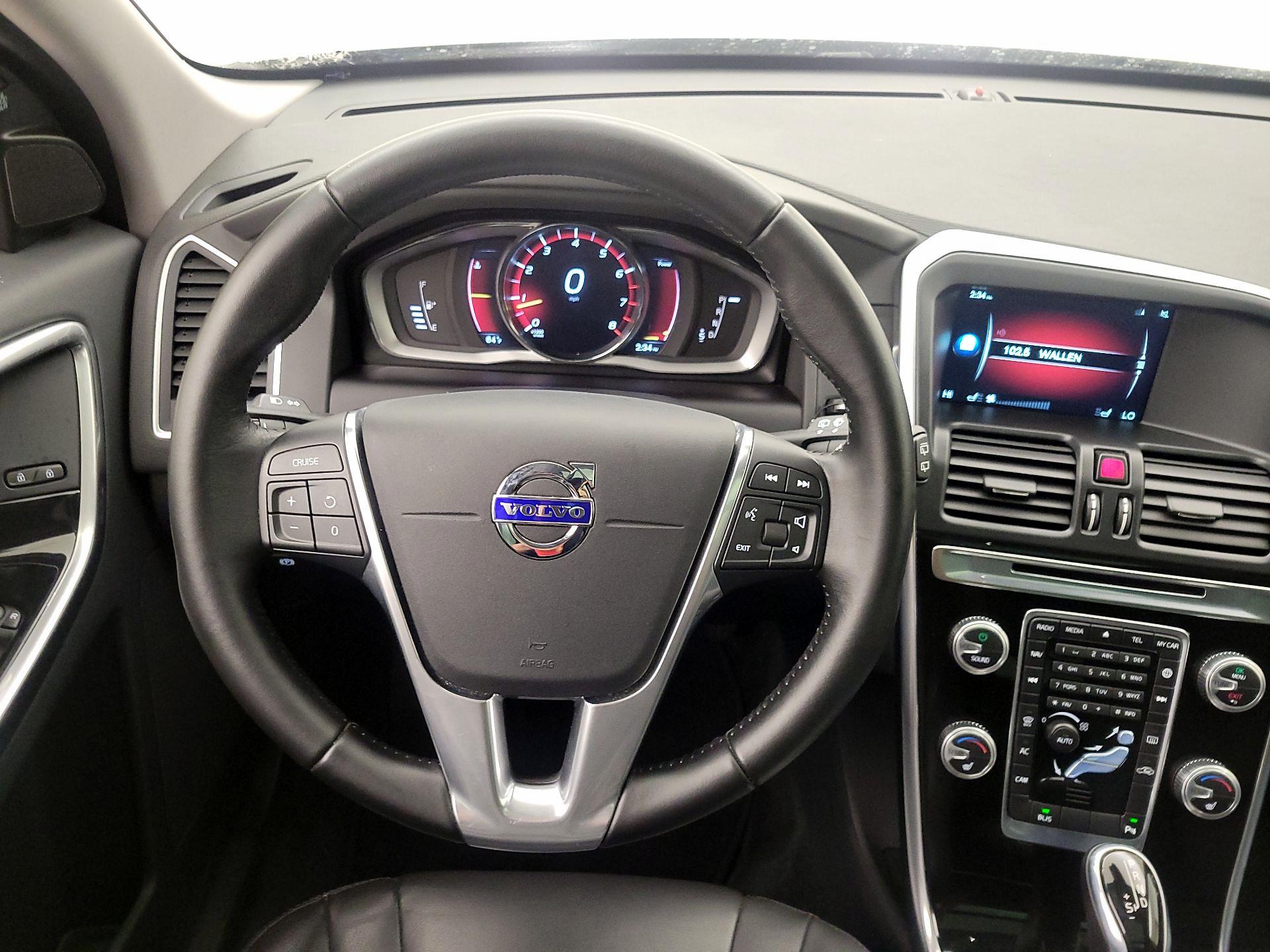 Thumbnail: 2016 Volvo XC60 - 10
