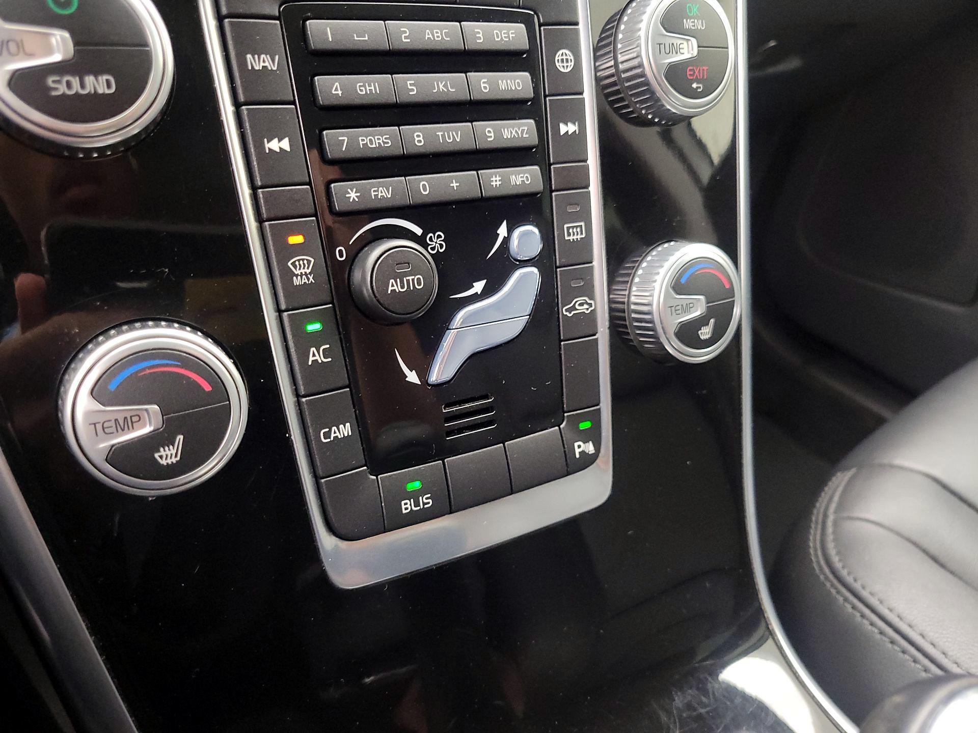 Thumbnail: 2016 Volvo XC60 - 17