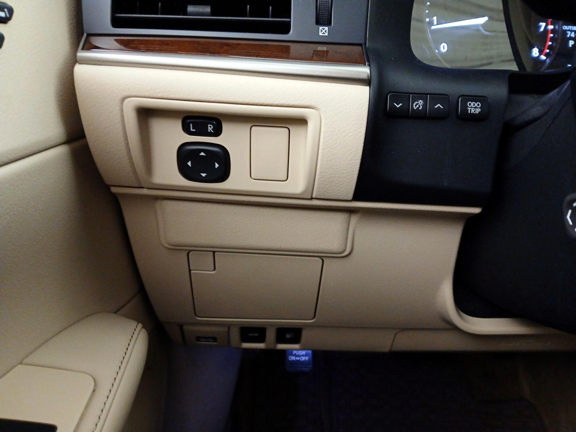 Thumbnail: 2015 Lexus ES - 13