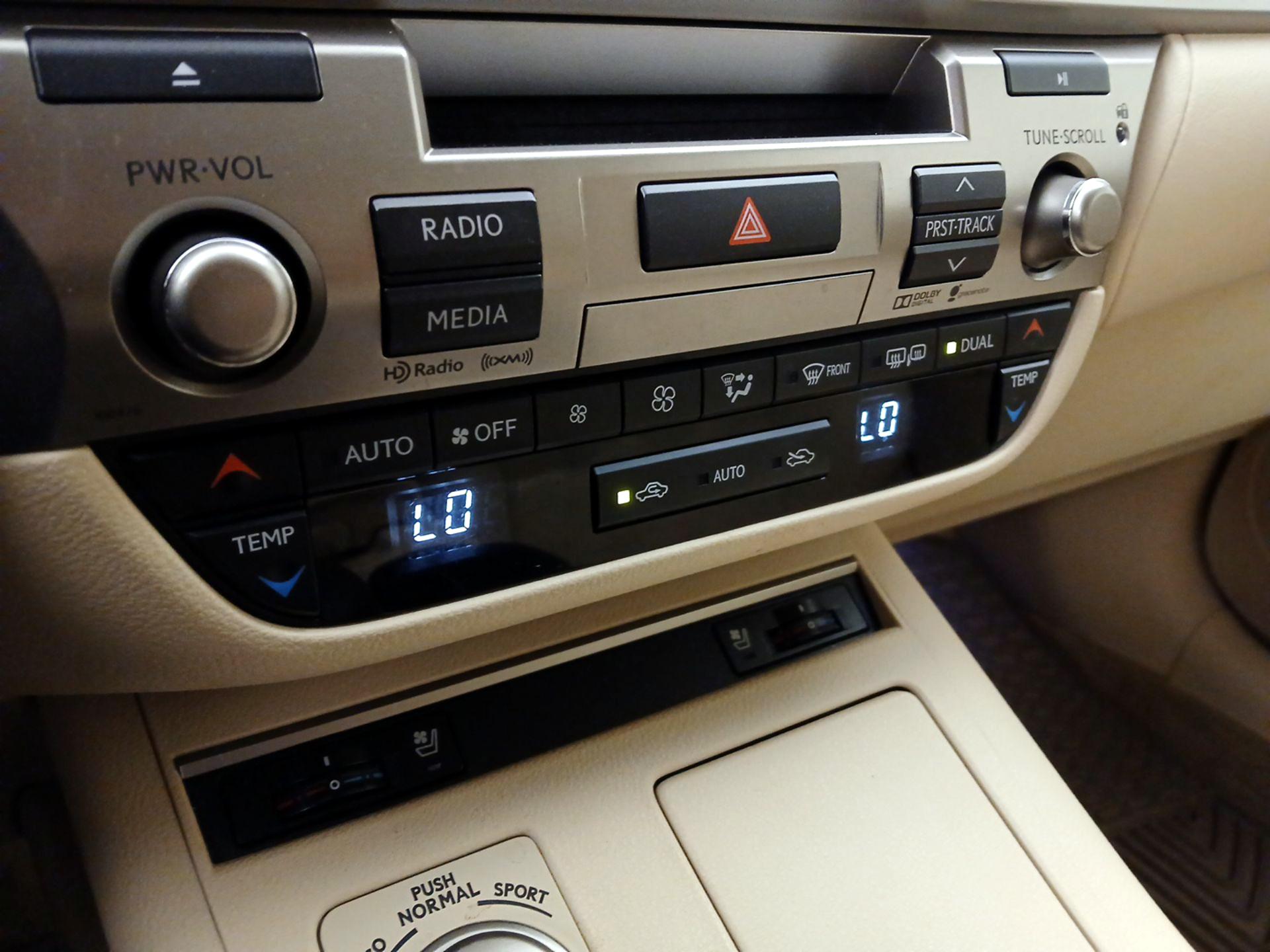 Thumbnail: 2015 Lexus ES - 17