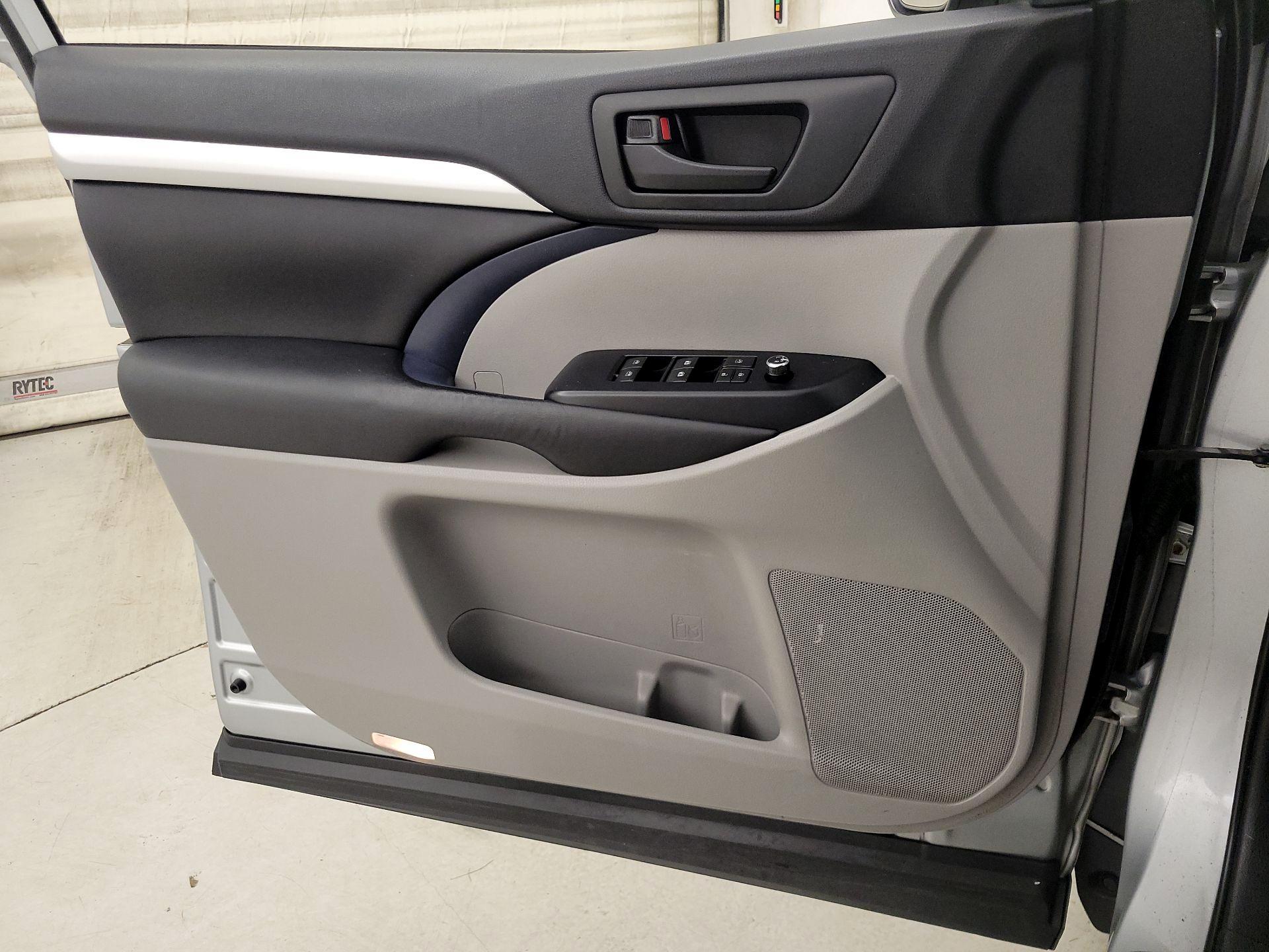 Thumbnail: 2019 Toyota Highlander - 12