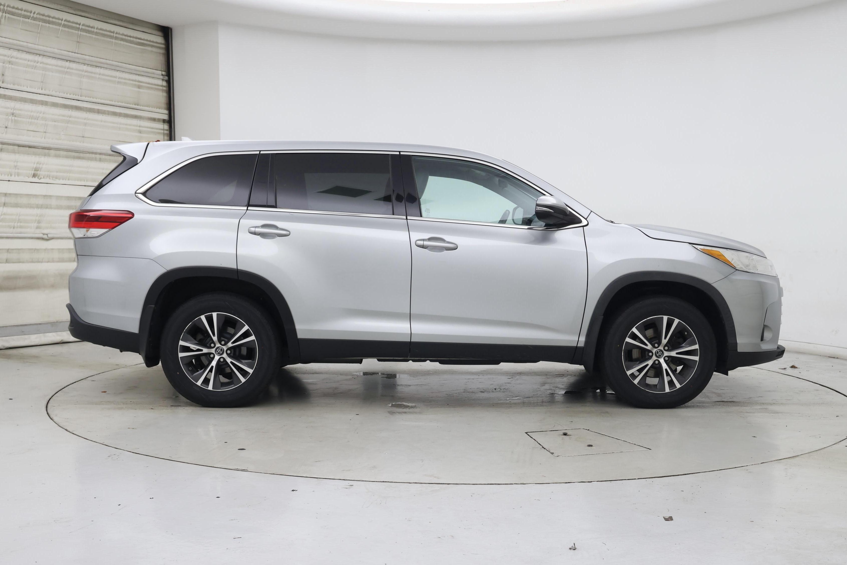 Thumbnail: 2019 Toyota Highlander - 7