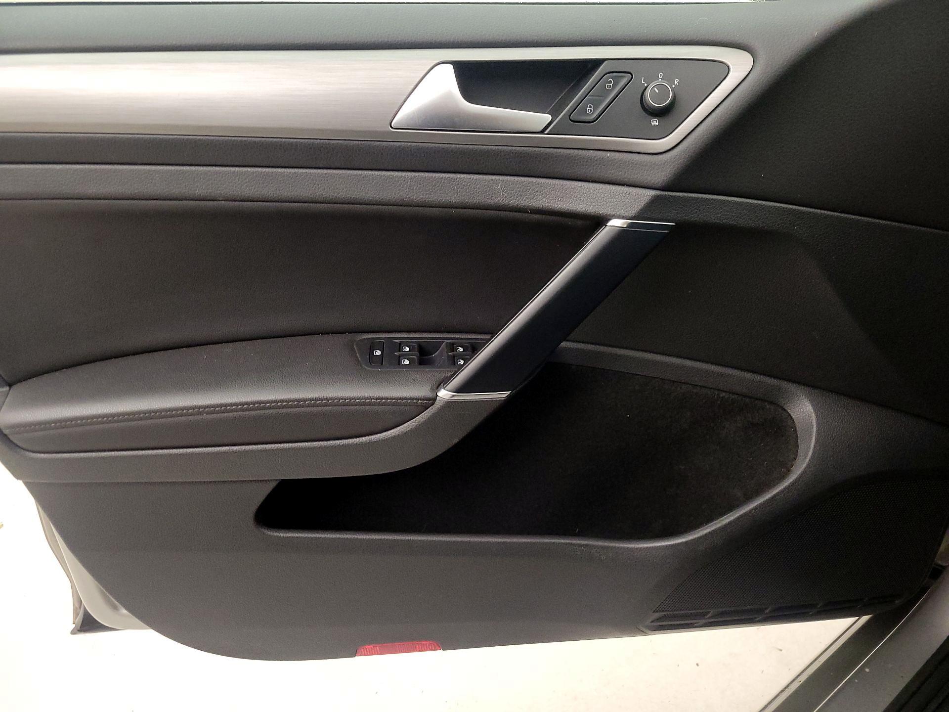 Thumbnail: 2017 Volkswagen Golf - 12