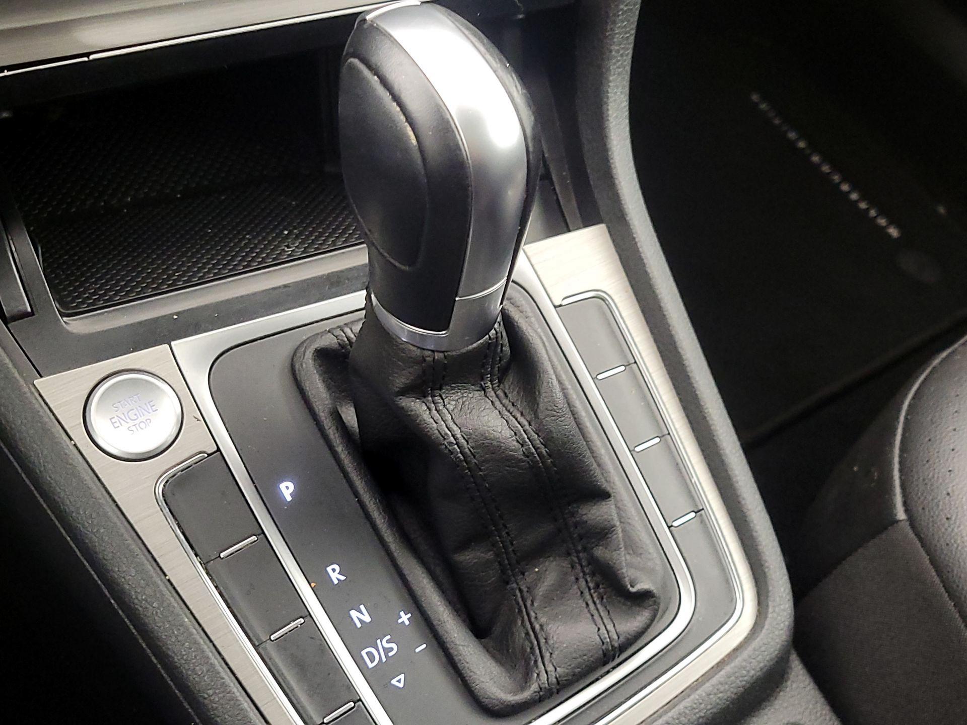 Thumbnail: 2017 Volkswagen Golf - 17