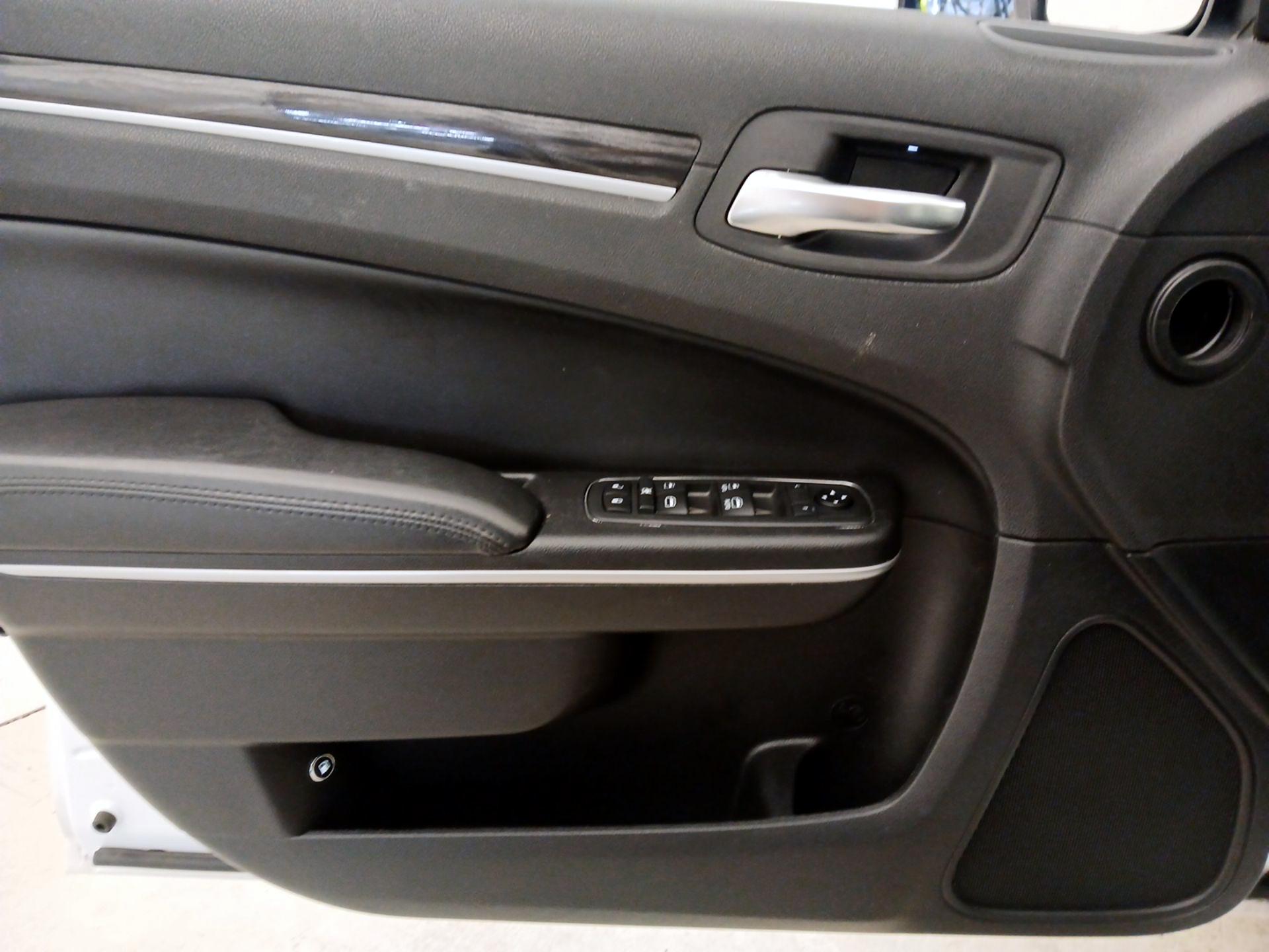Thumbnail: 2019 Chrysler 300 - 12