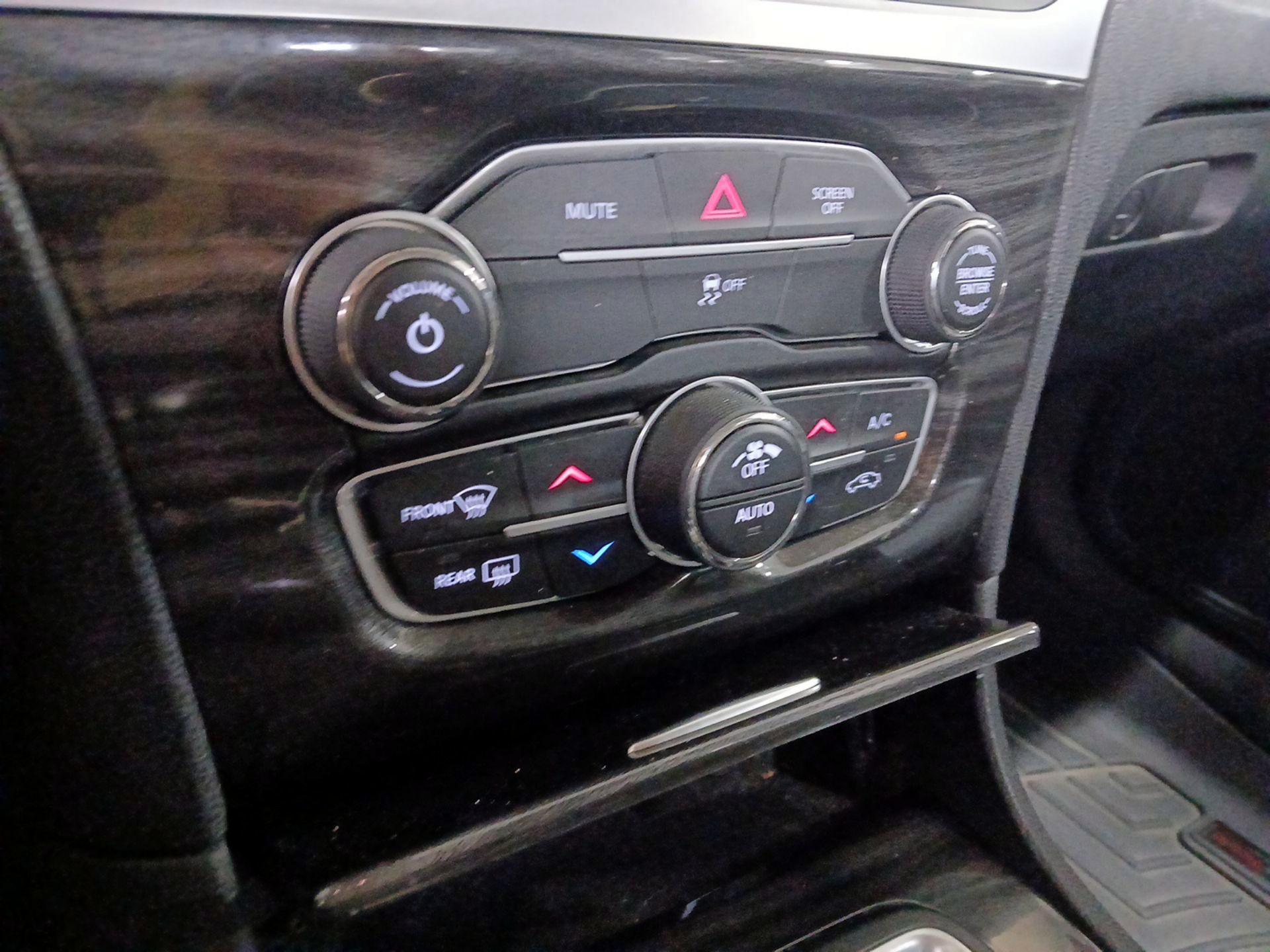 Thumbnail: 2019 Chrysler 300 - 17