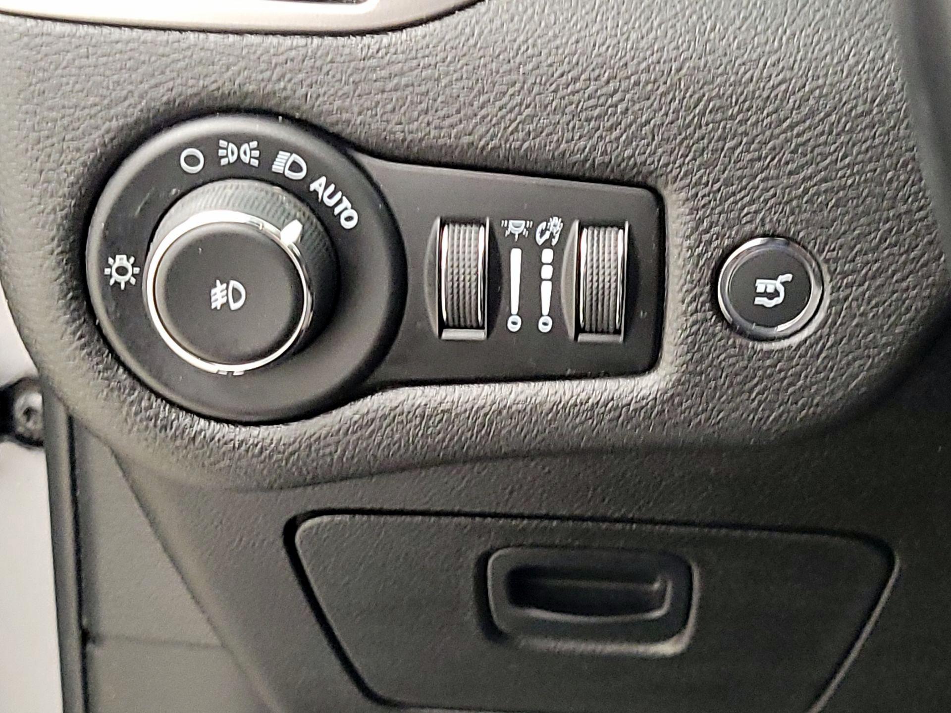 Thumbnail: 2021 Jeep Cherokee - 13