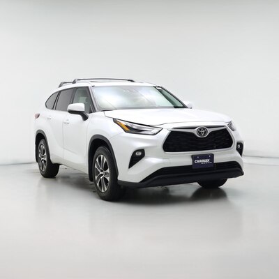White 2022 Toyota Highlander XLE