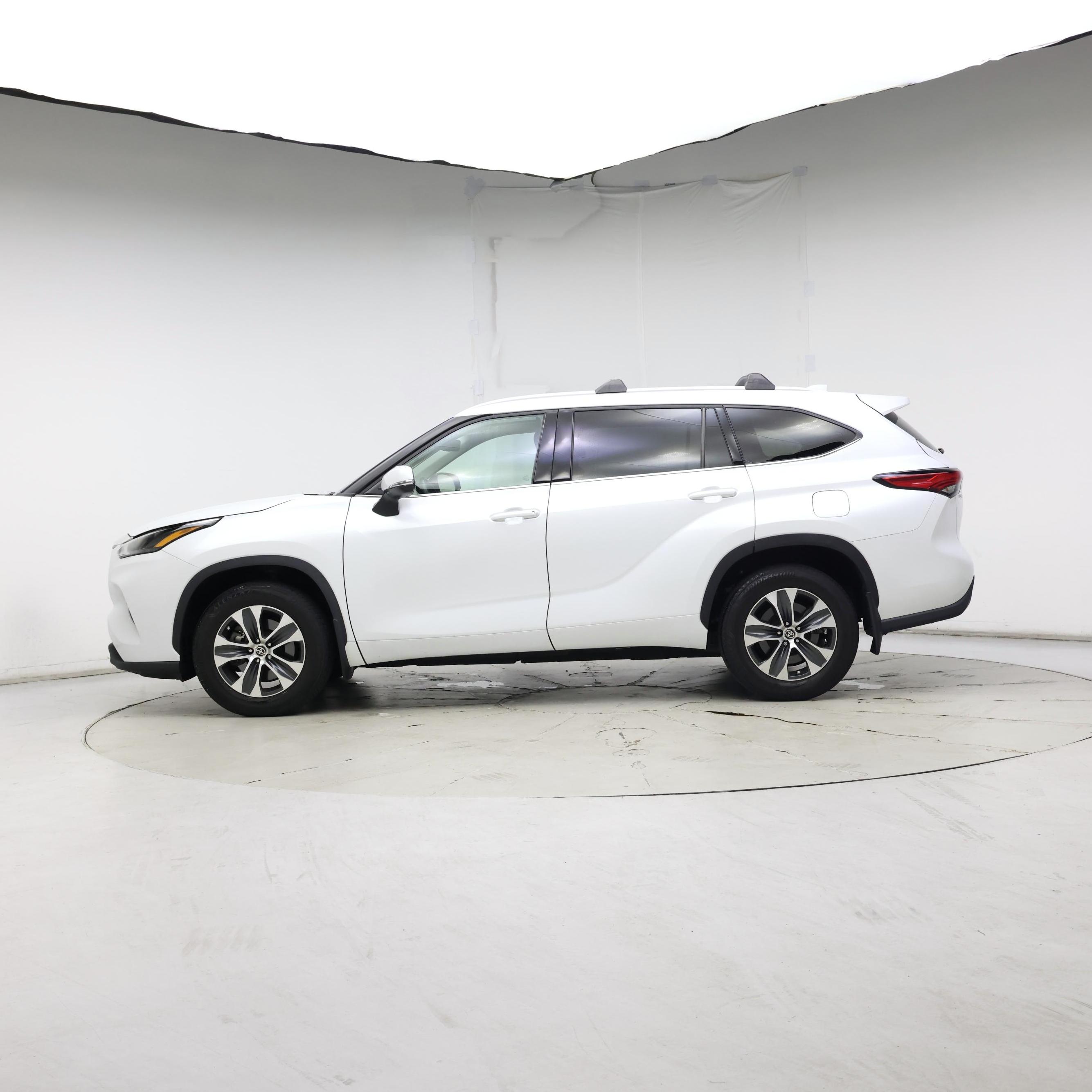Thumbnail: 2022 Toyota Highlander - 3