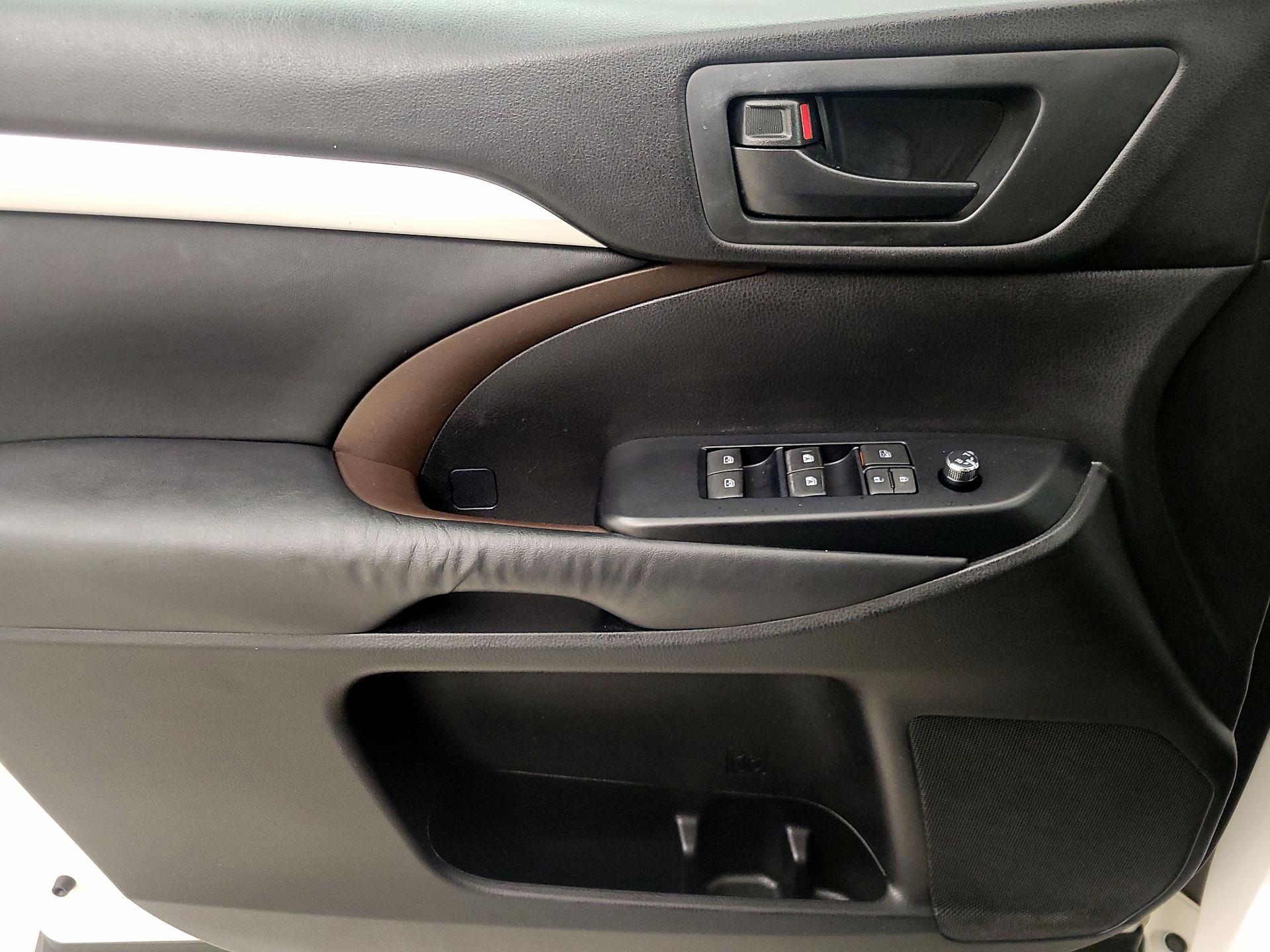 Thumbnail: 2015 Toyota Highlander - 12