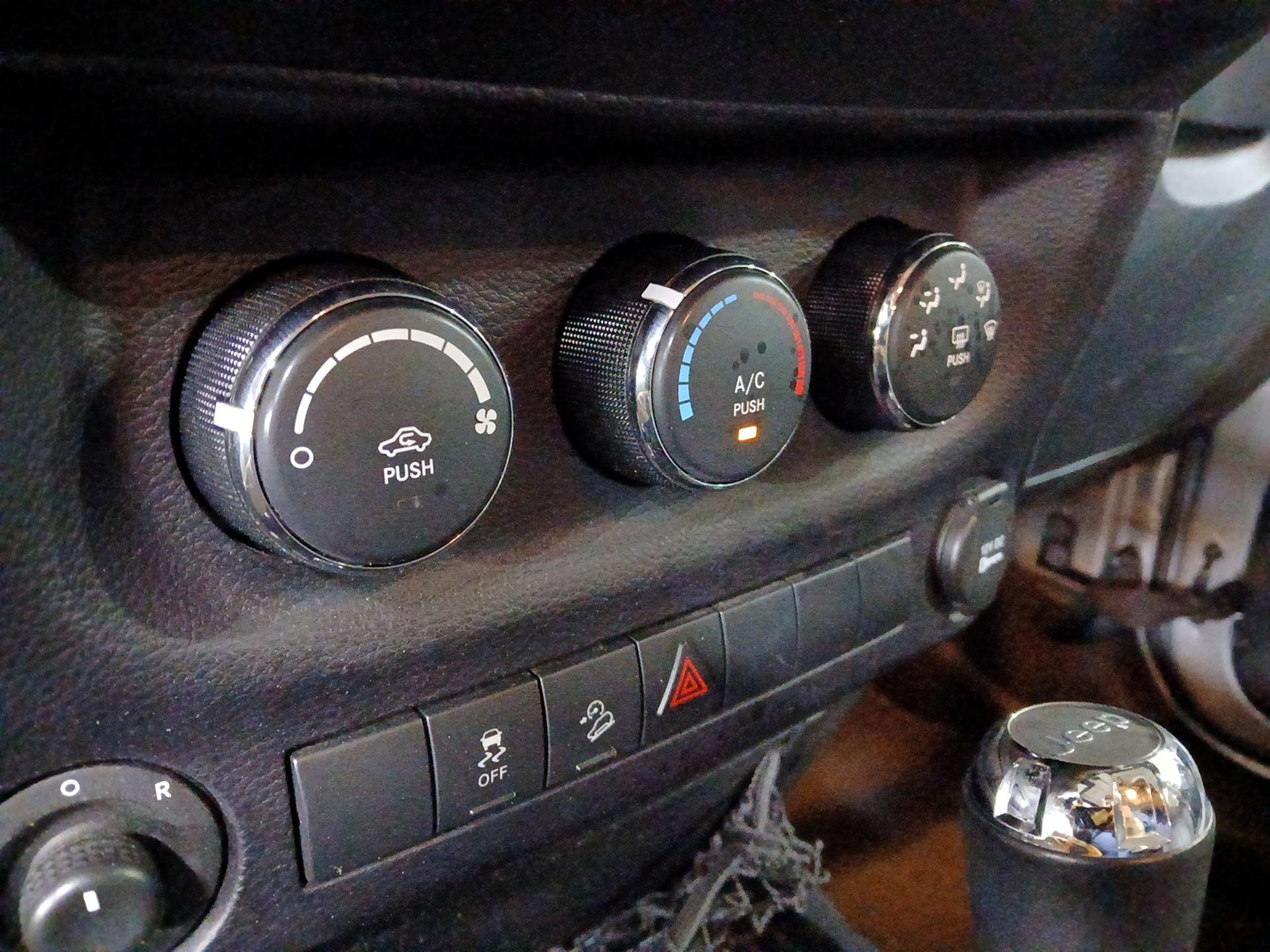 Thumbnail: 2016 Jeep Wrangler - 14