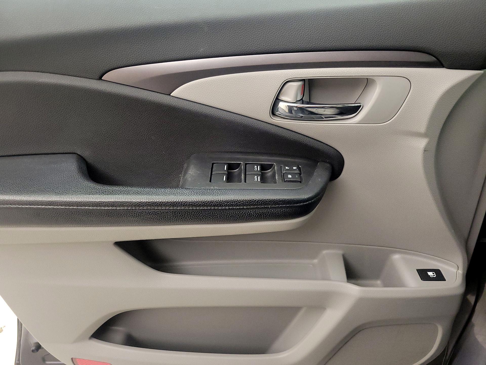Thumbnail: 2016 Honda Pilot - 12