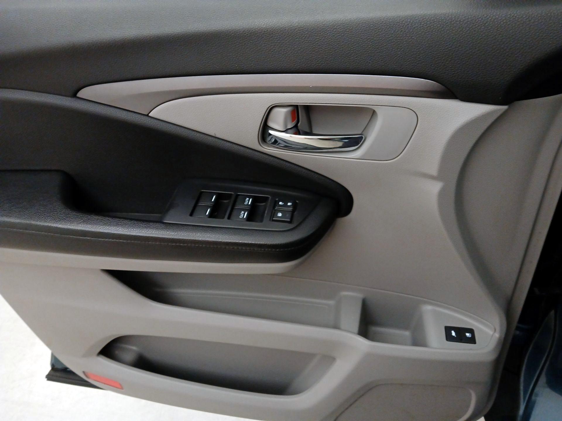 Thumbnail: 2016 Honda Pilot - 12