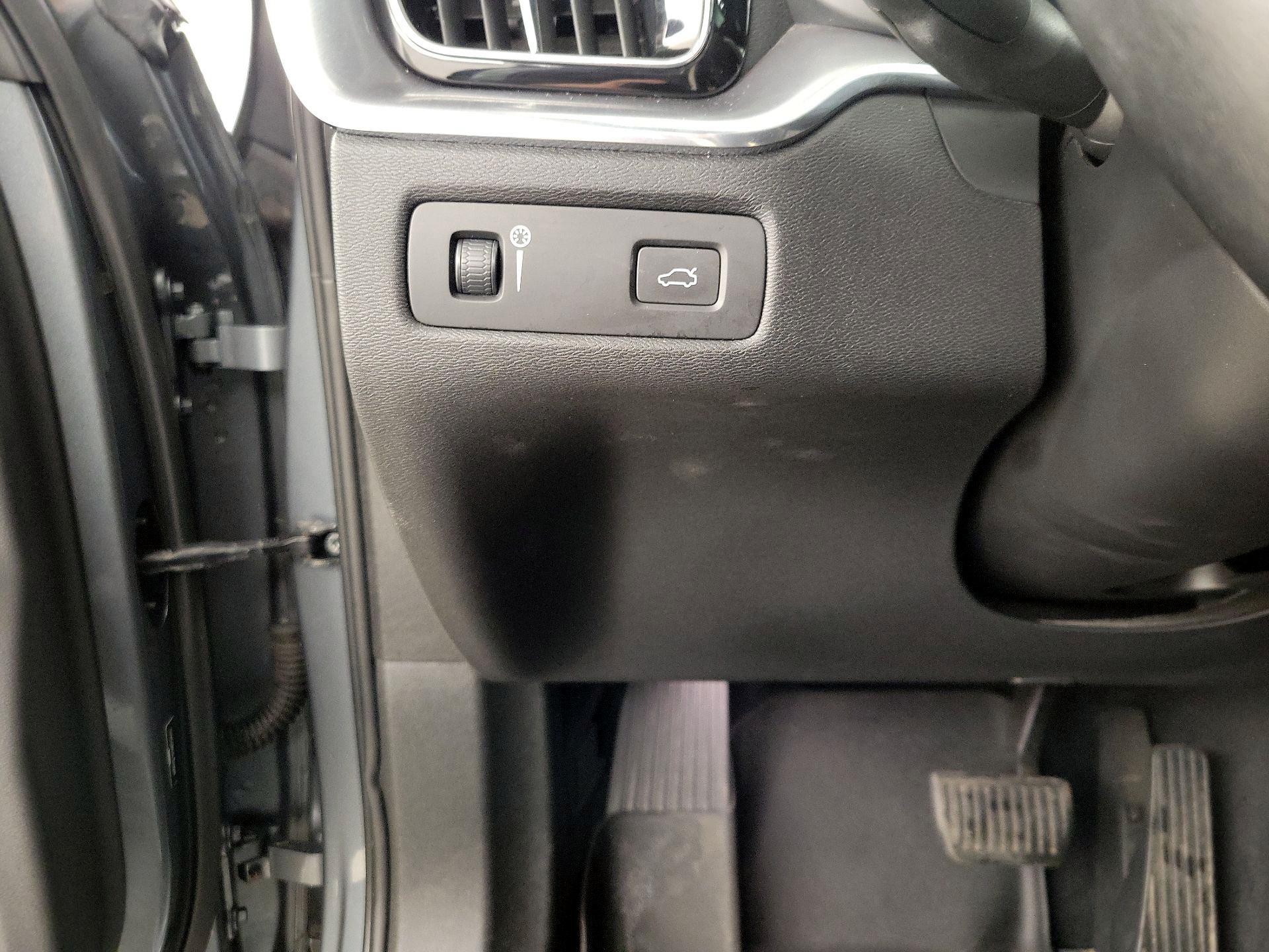 Thumbnail: 2020 Volvo XC60 - 13