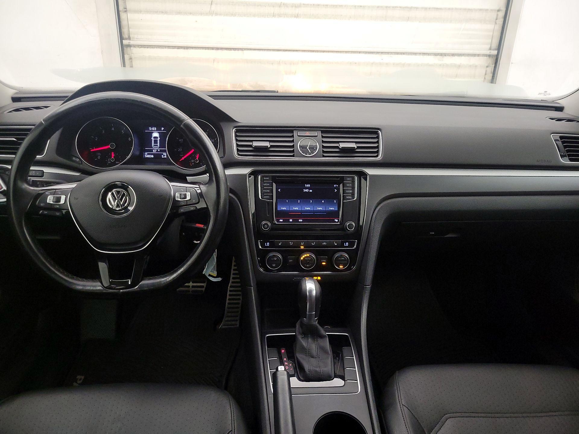 Thumbnail: 2017 Volkswagen Passat - 9