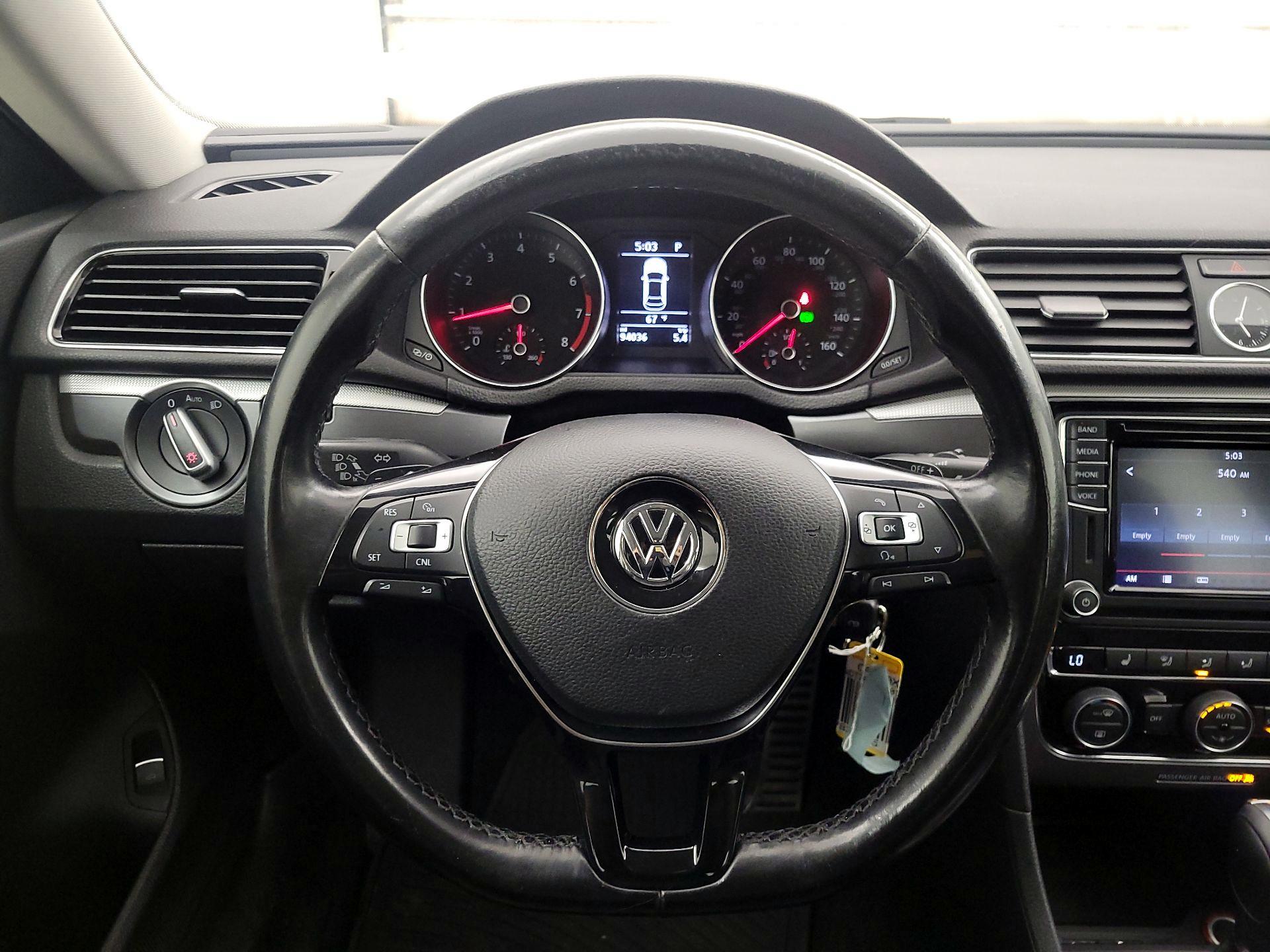 Thumbnail: 2017 Volkswagen Passat - 10