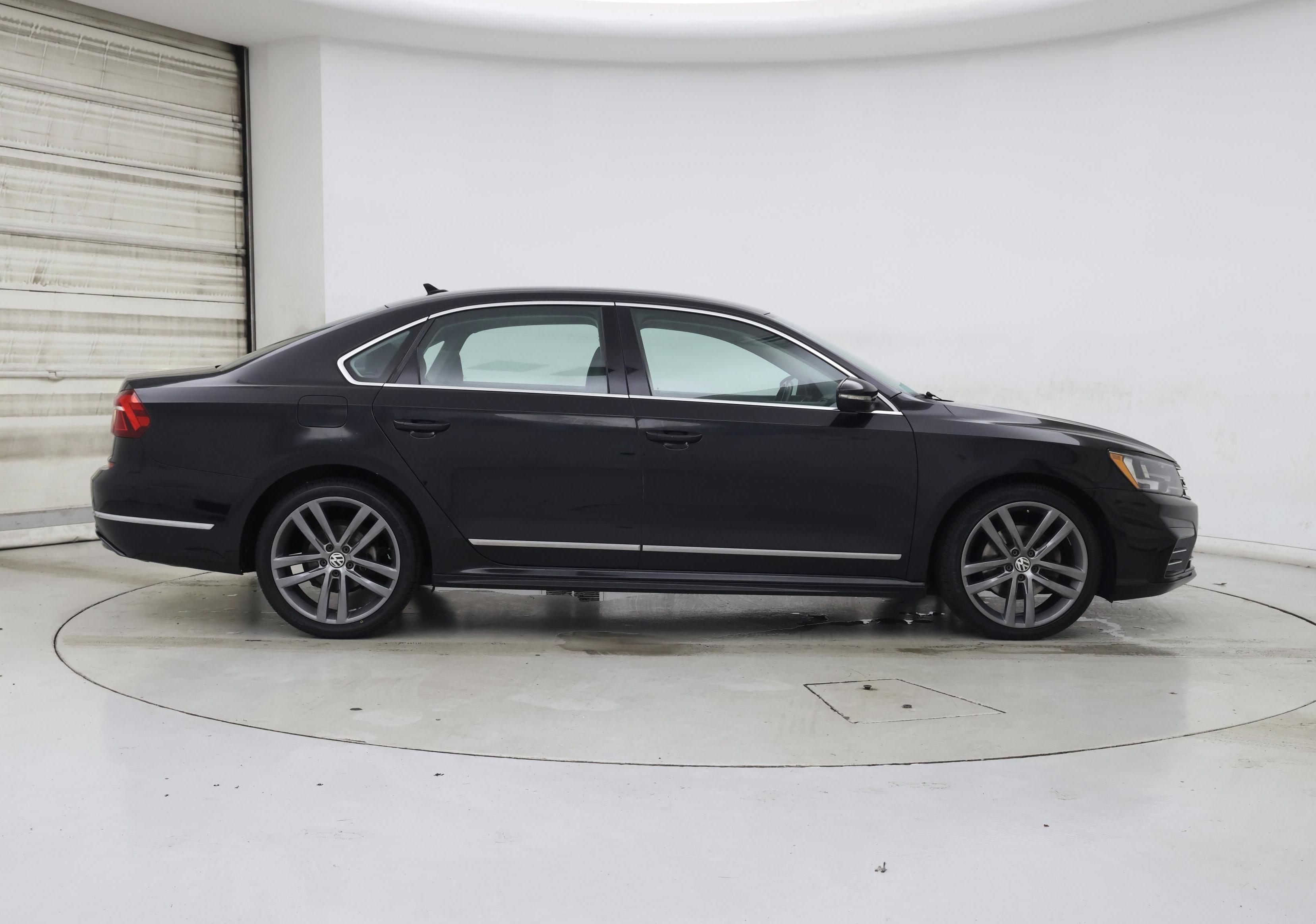 Thumbnail: 2017 Volkswagen Passat - 7