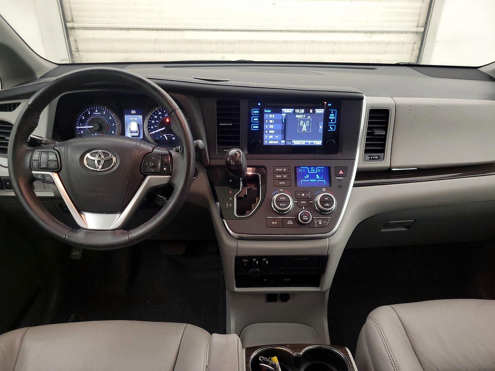 Thumbnail: 2017 Toyota Sienna - 9
