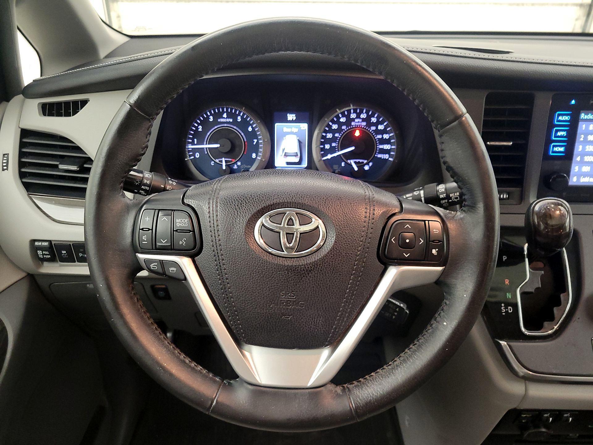Thumbnail: 2017 Toyota Sienna - 10