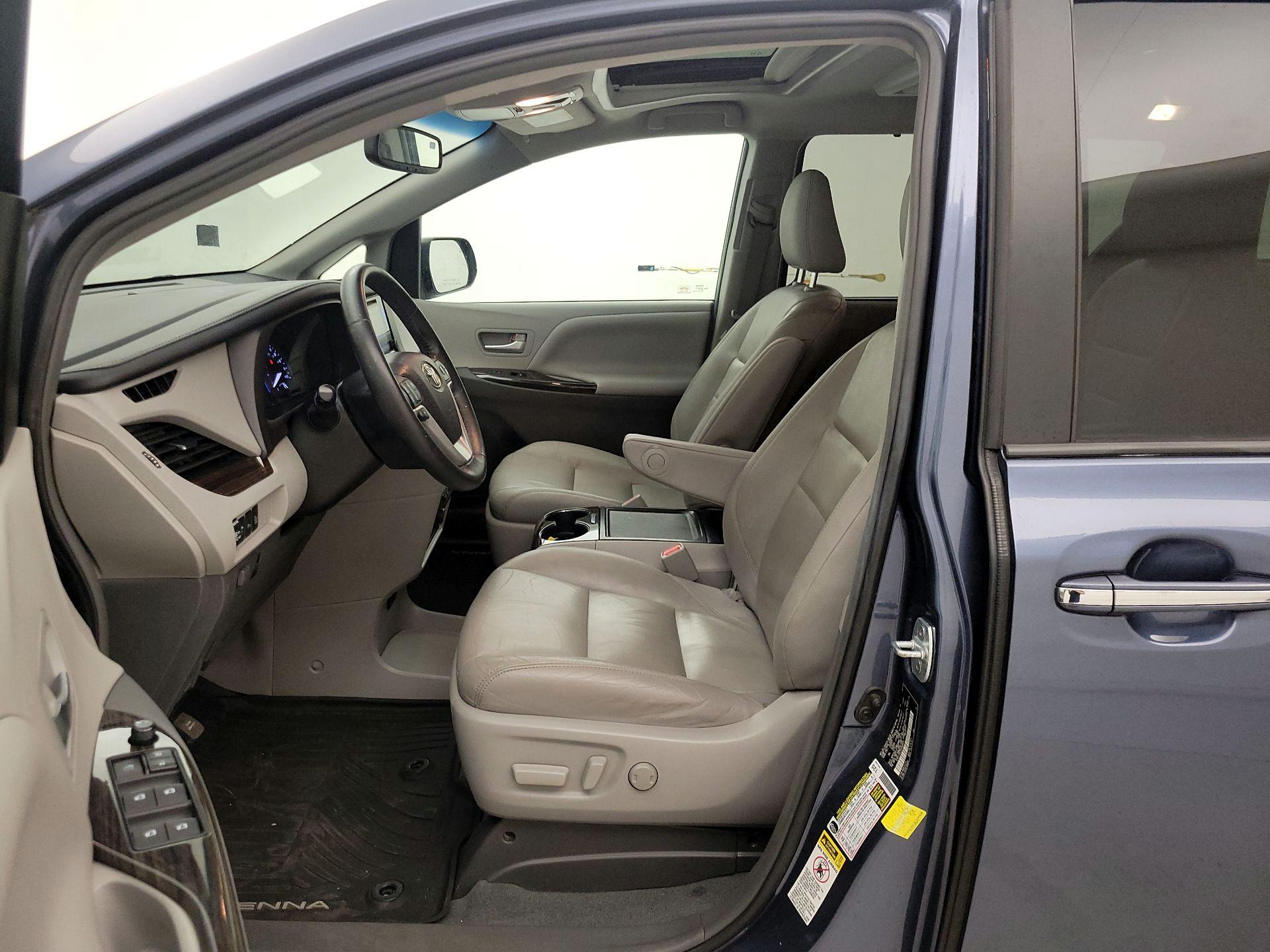 Thumbnail: 2017 Toyota Sienna - 11