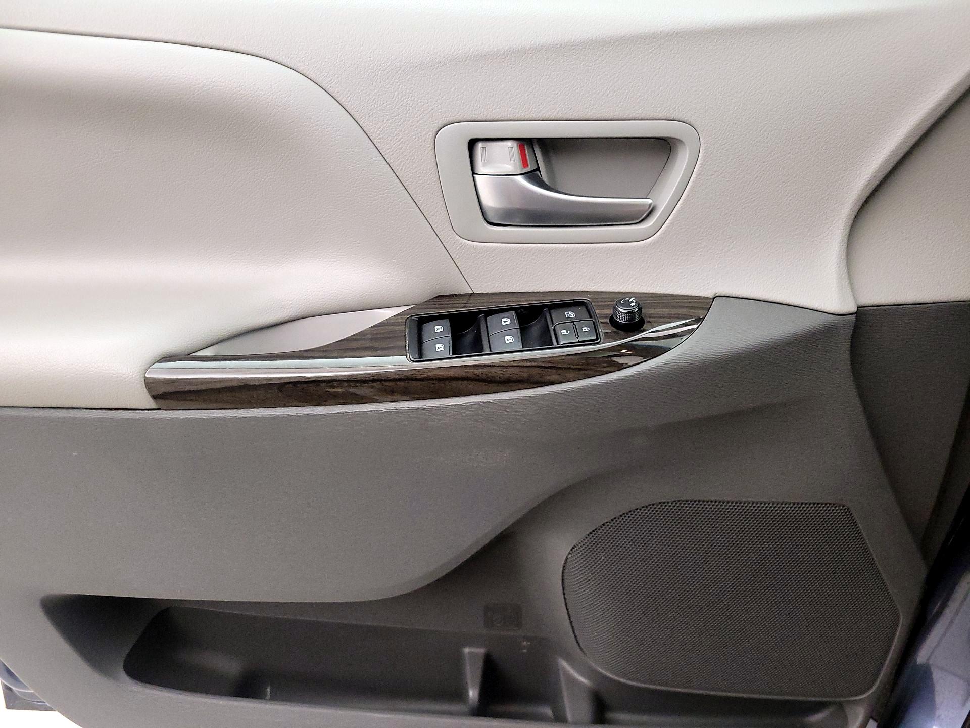 Thumbnail: 2017 Toyota Sienna - 12